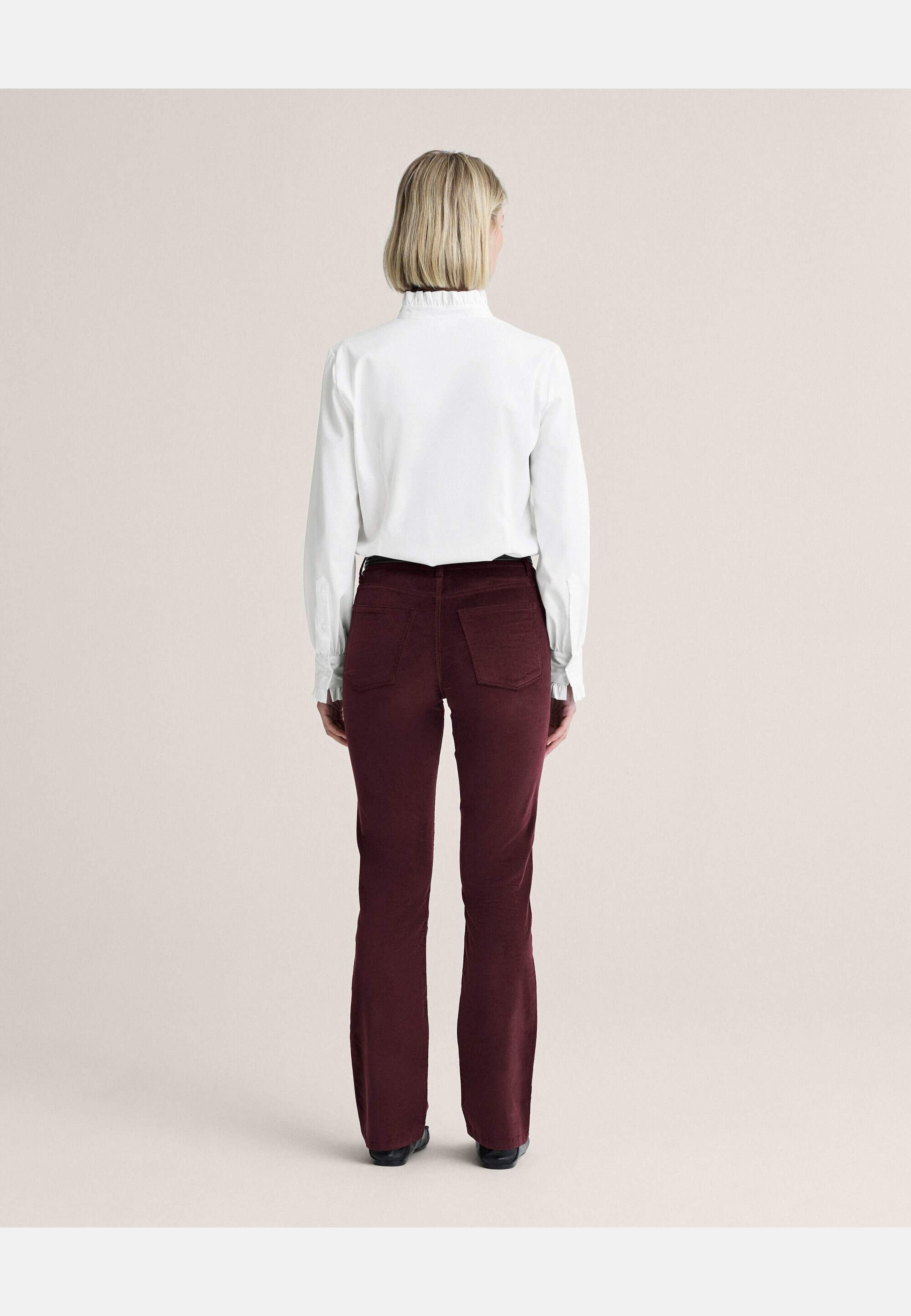 Nora Long Velvet Trousers, från Newhouse, i färgen djup vinröd. Klicka för att öppna bilden i stort format