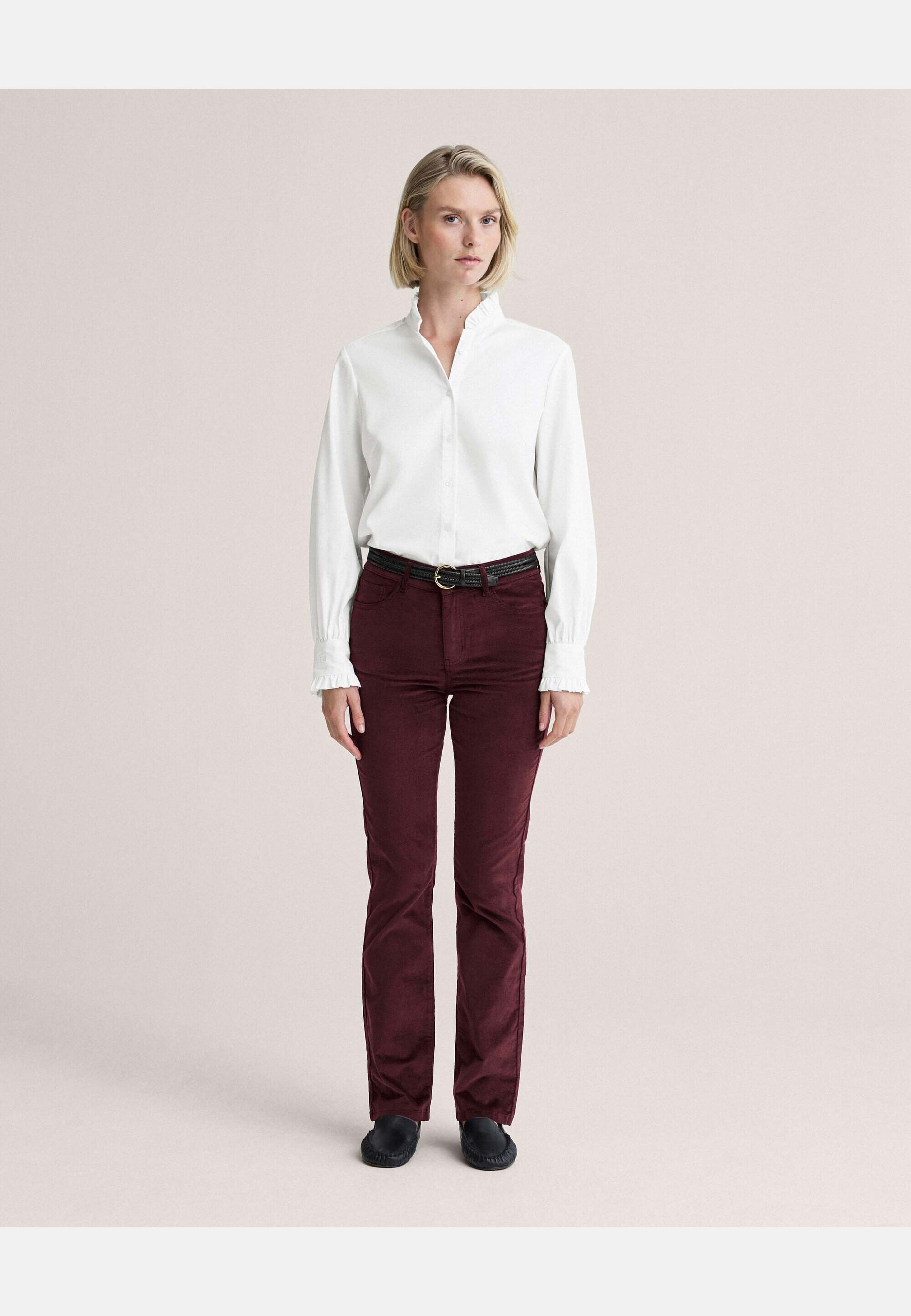 Nora Long Velvet Trousers, från Newhouse, i färgen djup vinröd. Klicka för att öppna bilden i stort format