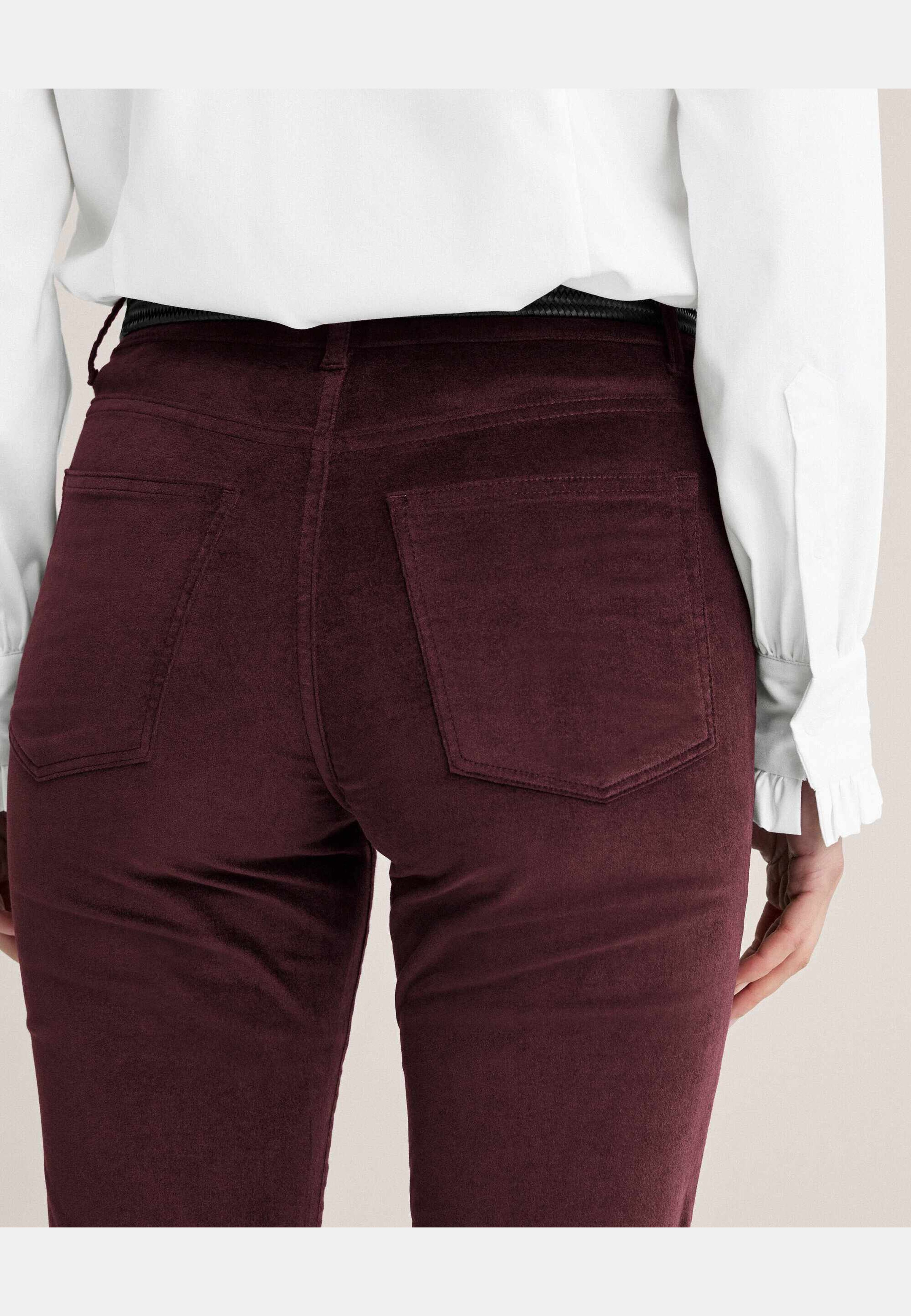Nora Long Velvet Trousers, från Newhouse, i färgen djup vinröd. Klicka för att öppna bilden i stort format