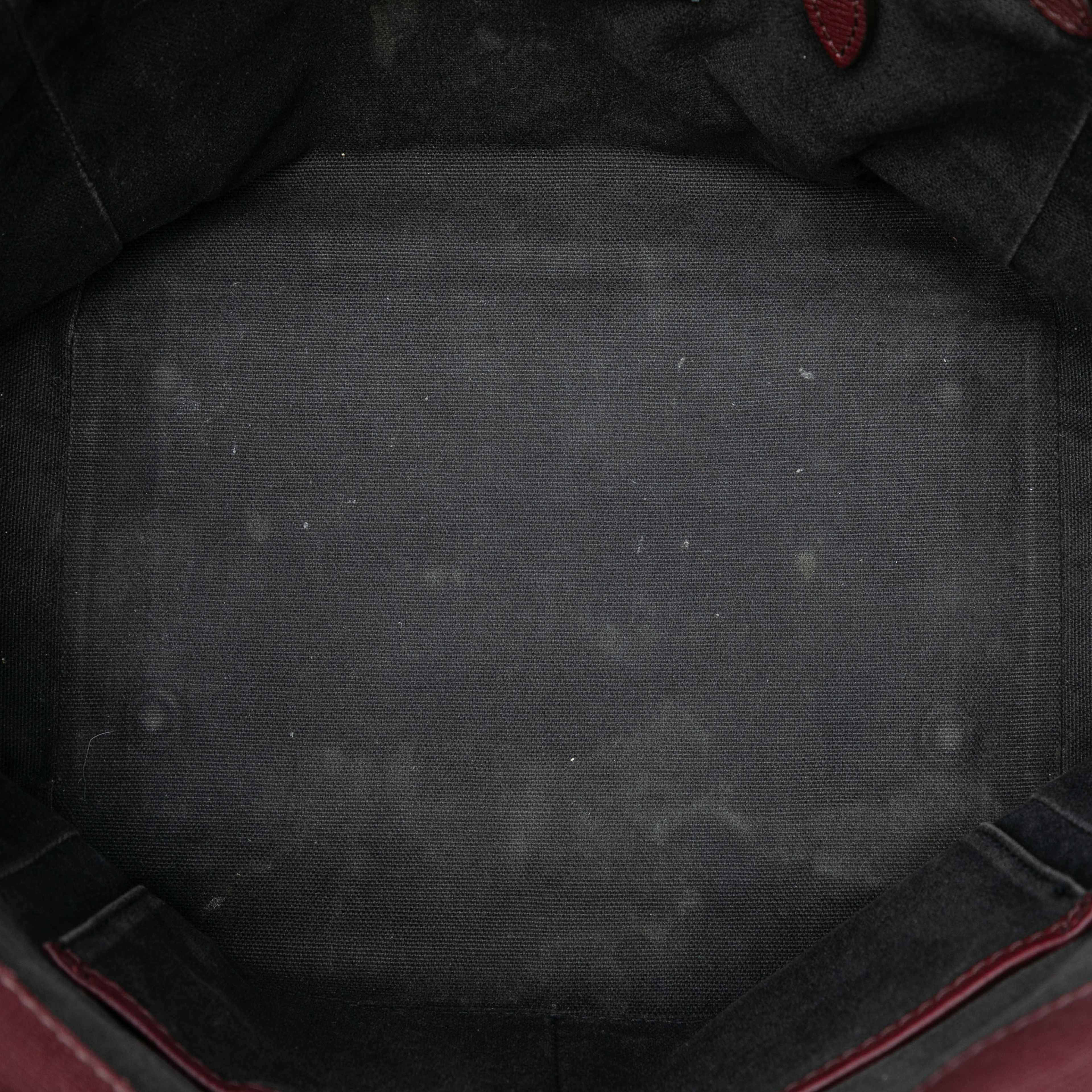 Burberry Small Leather And House Check Canvas Canterbury Tote, från Luxclusif, i färgen burgundy. Klicka för att öppna bilden i stort format