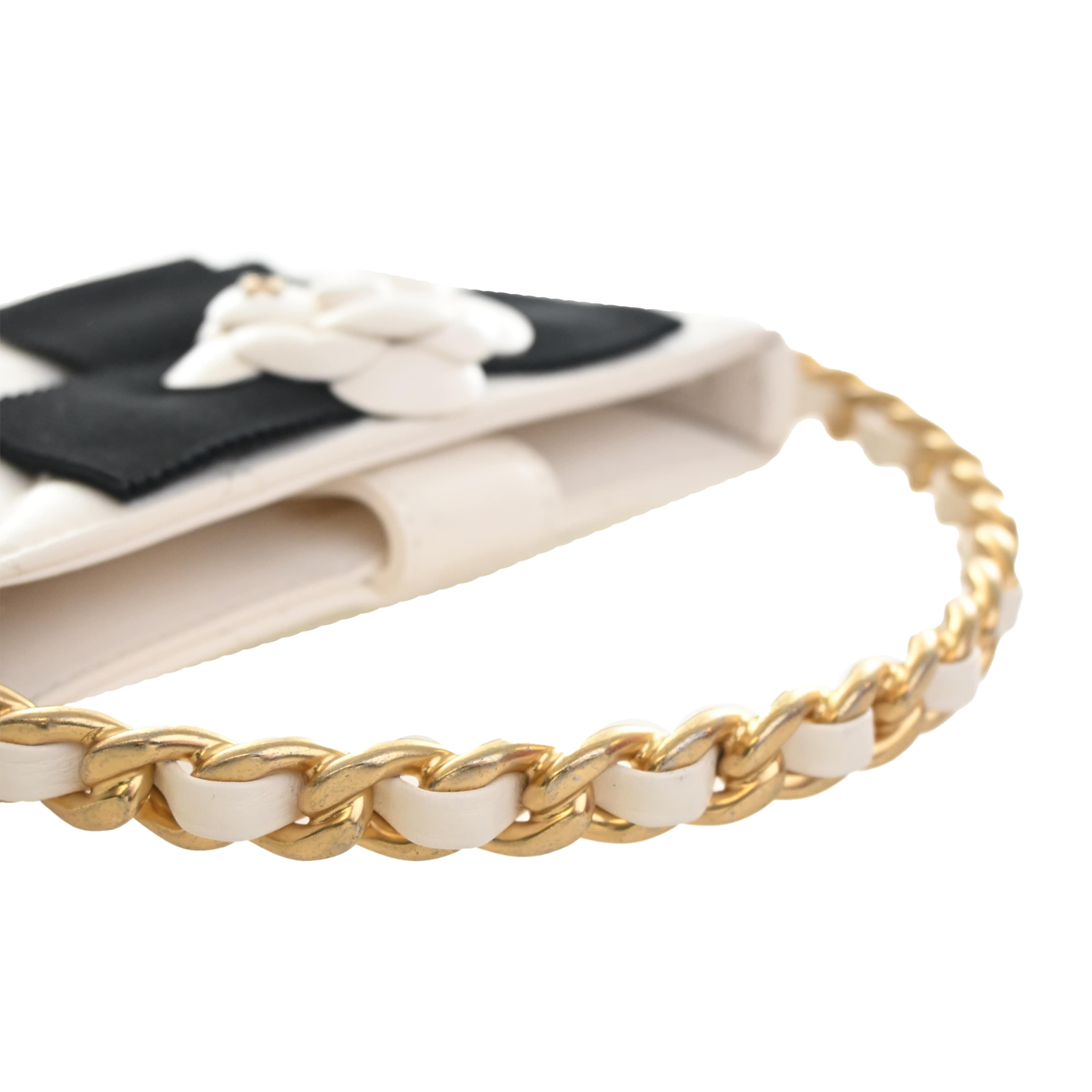 Chanel Mini Lambskin Round Camellia Clutch, från Luxclusif, i färgen vit. Klicka för att öppna bilden i stort format