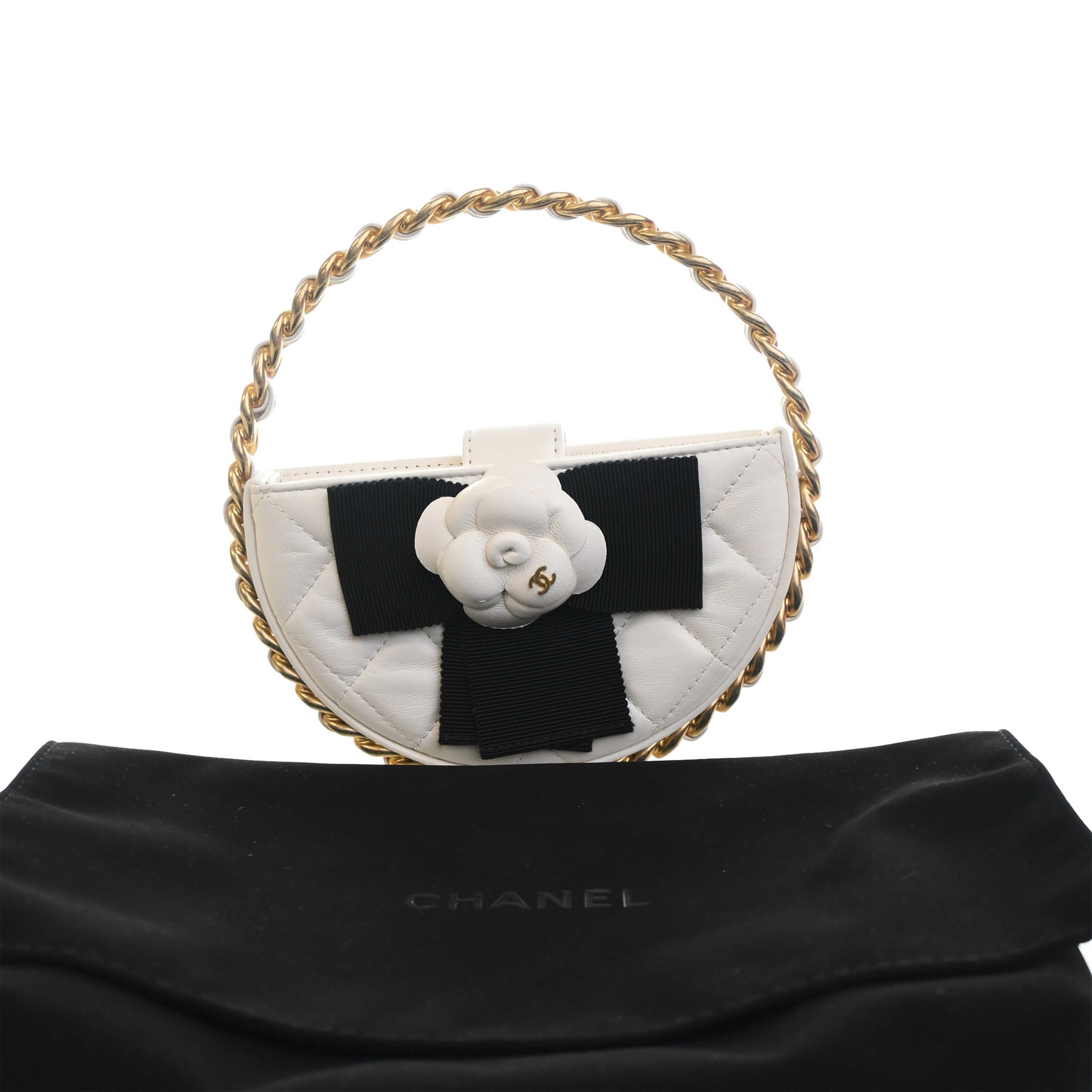 Chanel Mini Lambskin Round Camellia Clutch, från Luxclusif, i färgen vit. Klicka för att öppna bilden i stort format