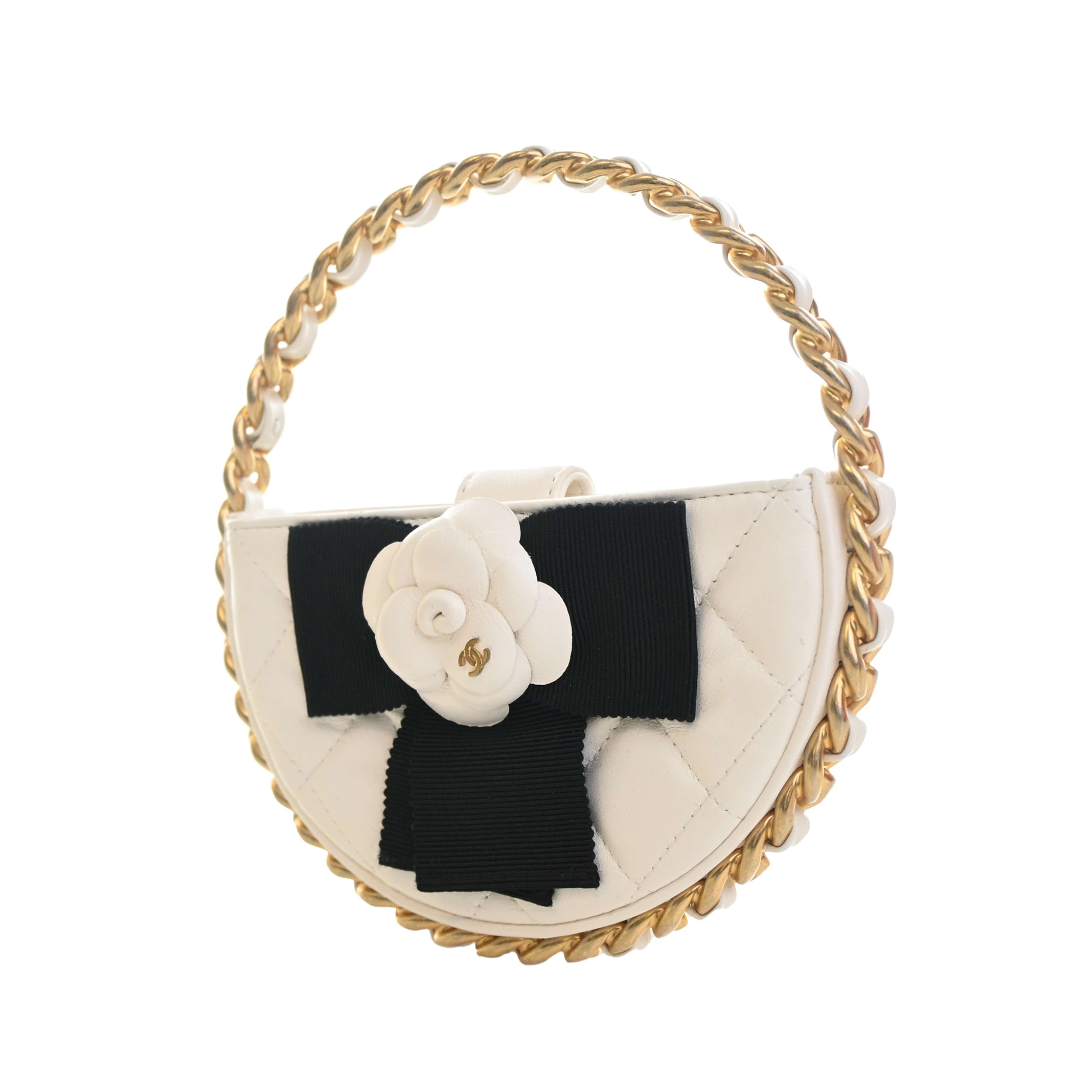 Chanel Mini Lambskin Round Camellia Clutch, från Luxclusif, i färgen vit. Klicka för att öppna bilden i stort format