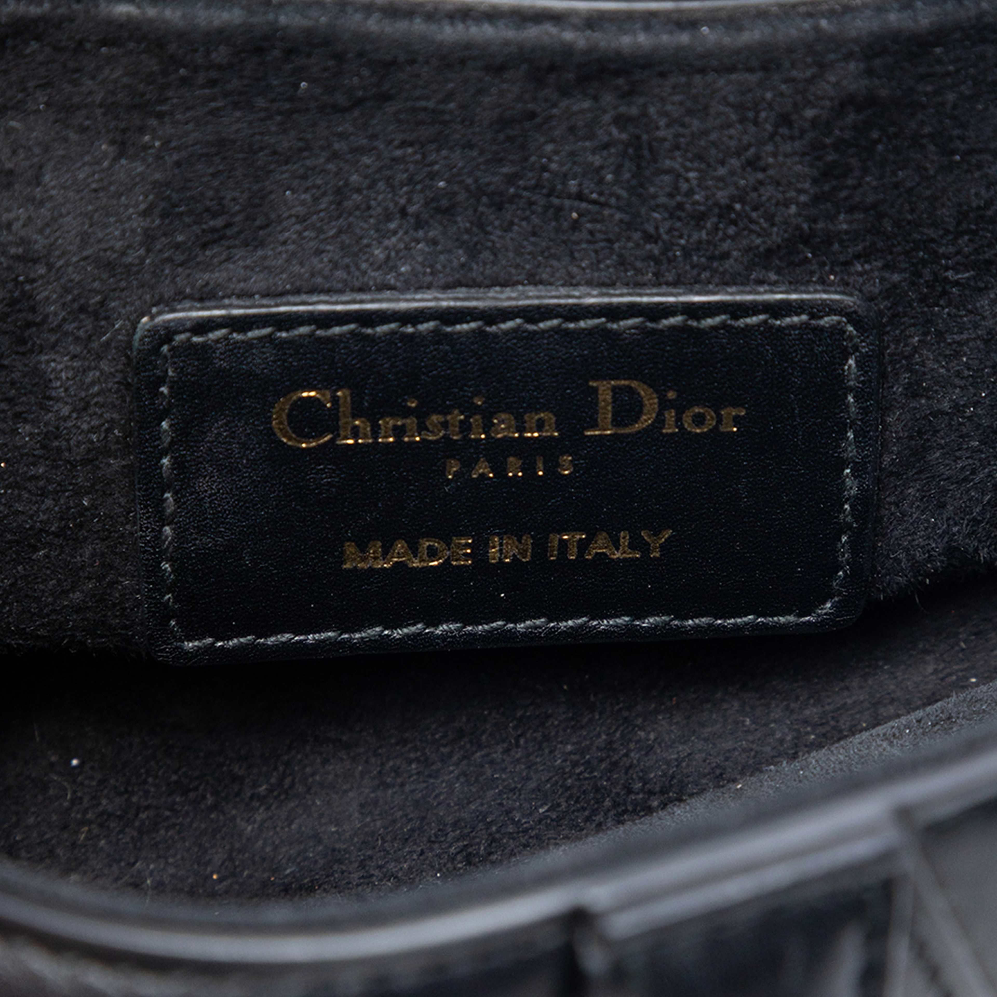 Dior Mini Smooth Calfskin Saddle Bag, från Luxclusif, i färgen black. Klicka för att öppna bilden i stort format