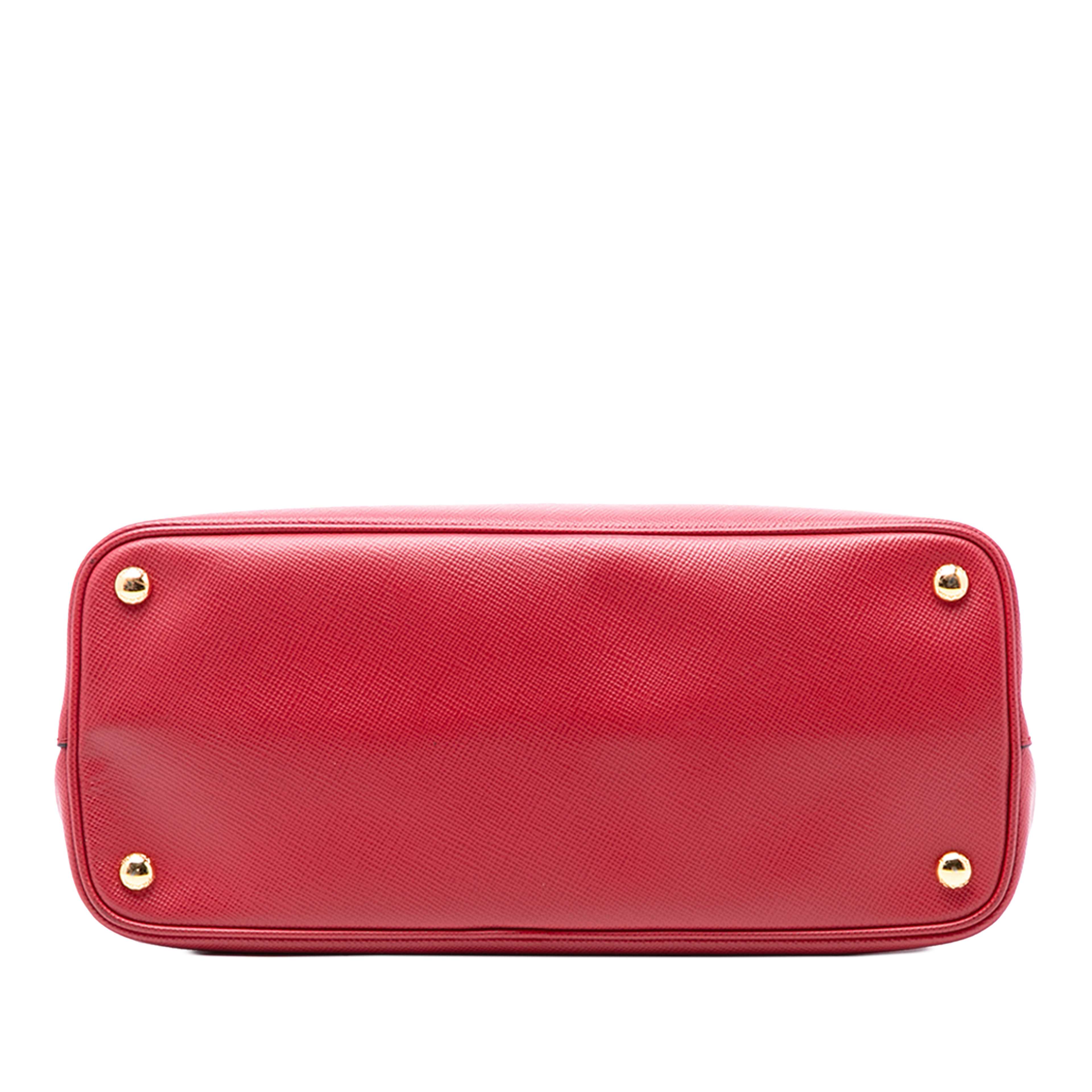 Prada Medium Saffiano Cuir Double Satchel, från Luxclusif, i färgen röd. Klicka för att öppna bilden i stort format