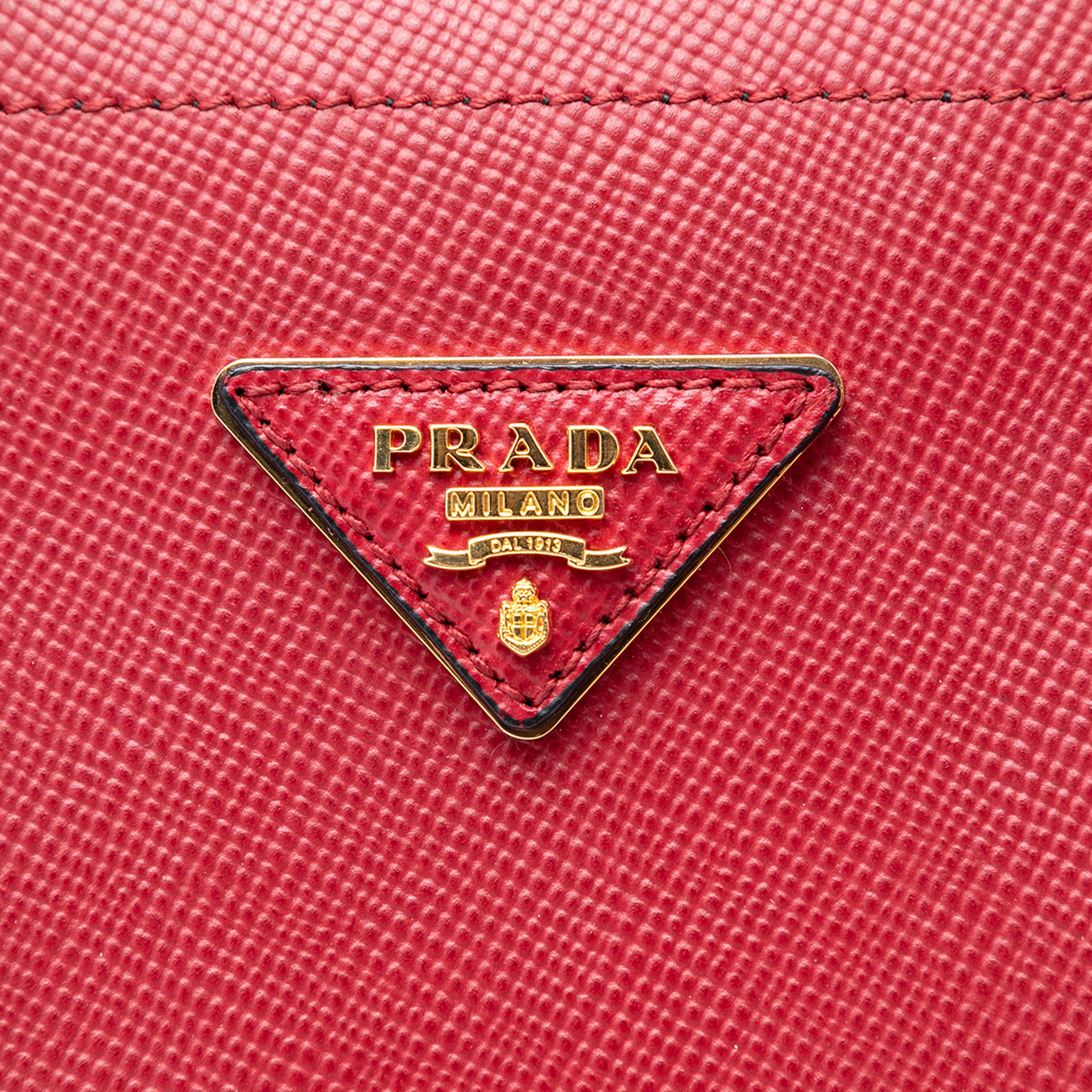 Prada Medium Saffiano Cuir Double Satchel, från Luxclusif, i färgen red. Klicka för att öppna bilden i stort format
