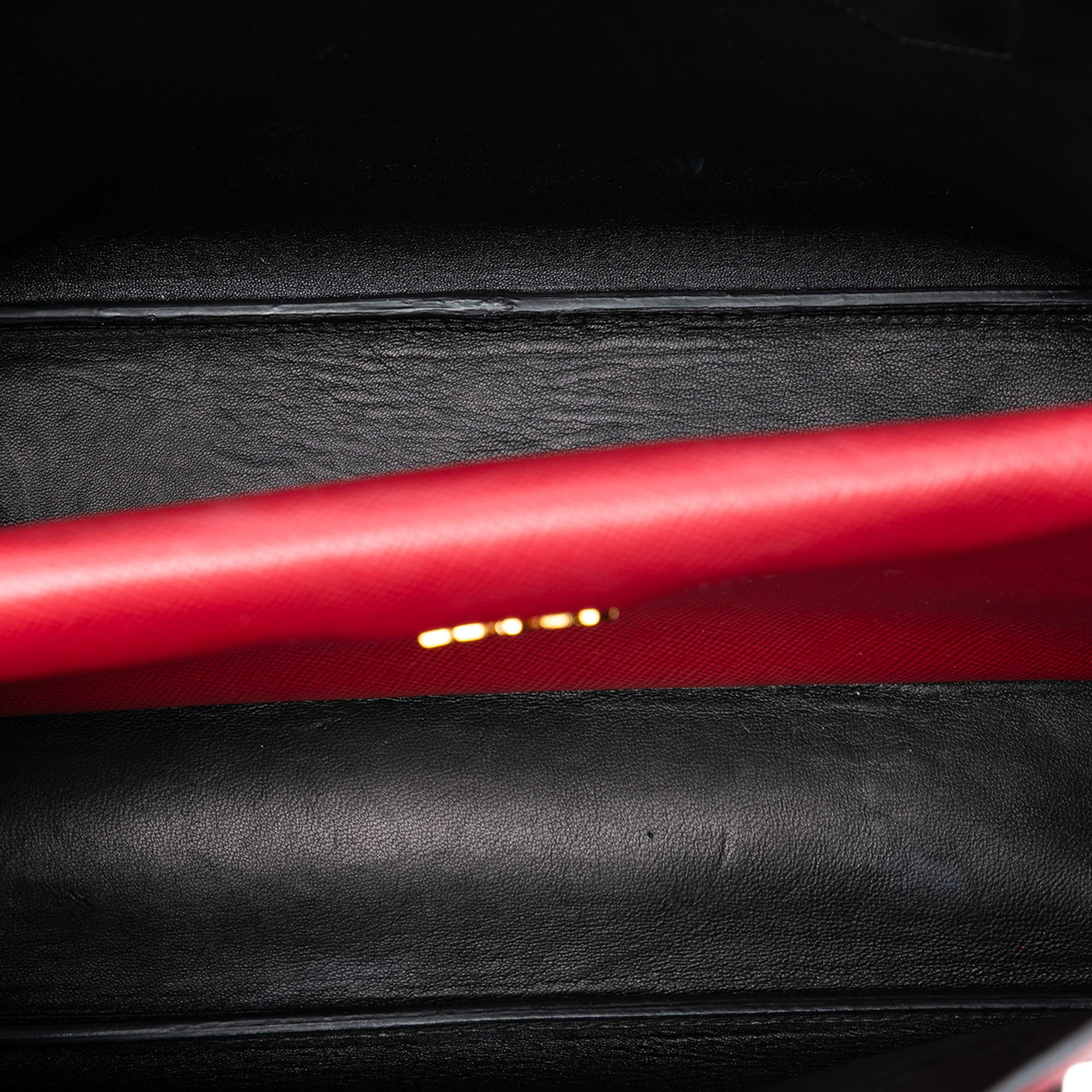 Prada Medium Saffiano Cuir Double Satchel, från Luxclusif, i färgen red. Klicka för att öppna bilden i stort format