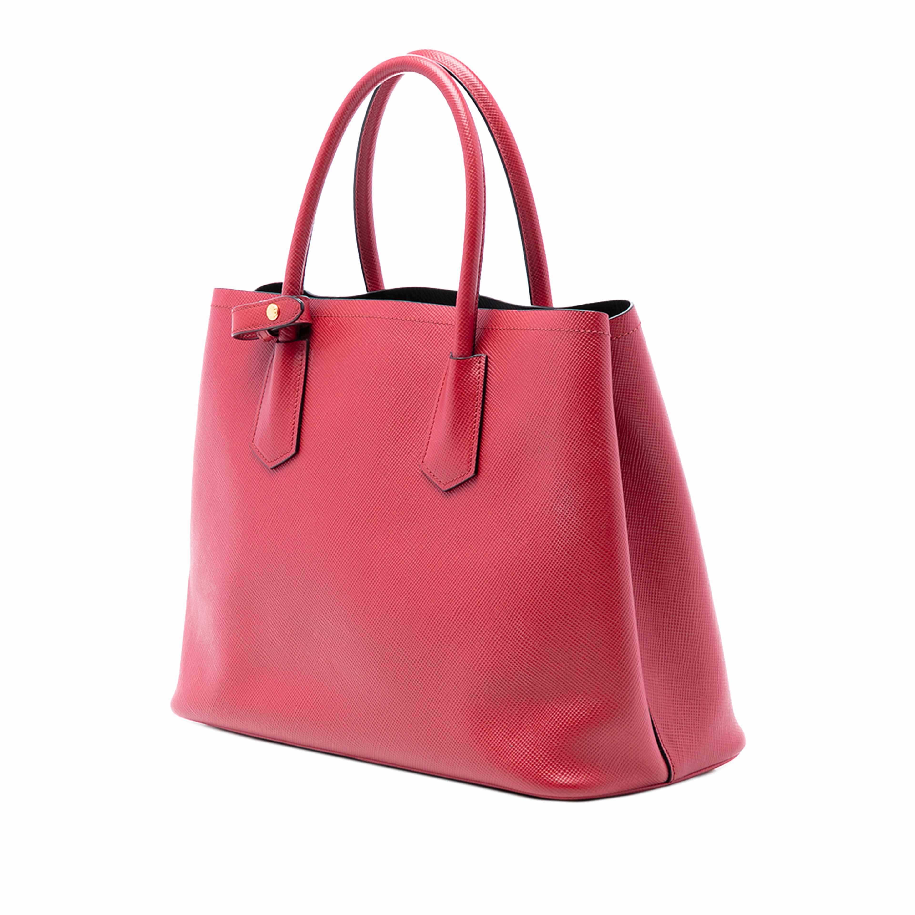 Prada Medium Saffiano Cuir Double Satchel, från Luxclusif, i färgen red. Klicka för att öppna bilden i stort format