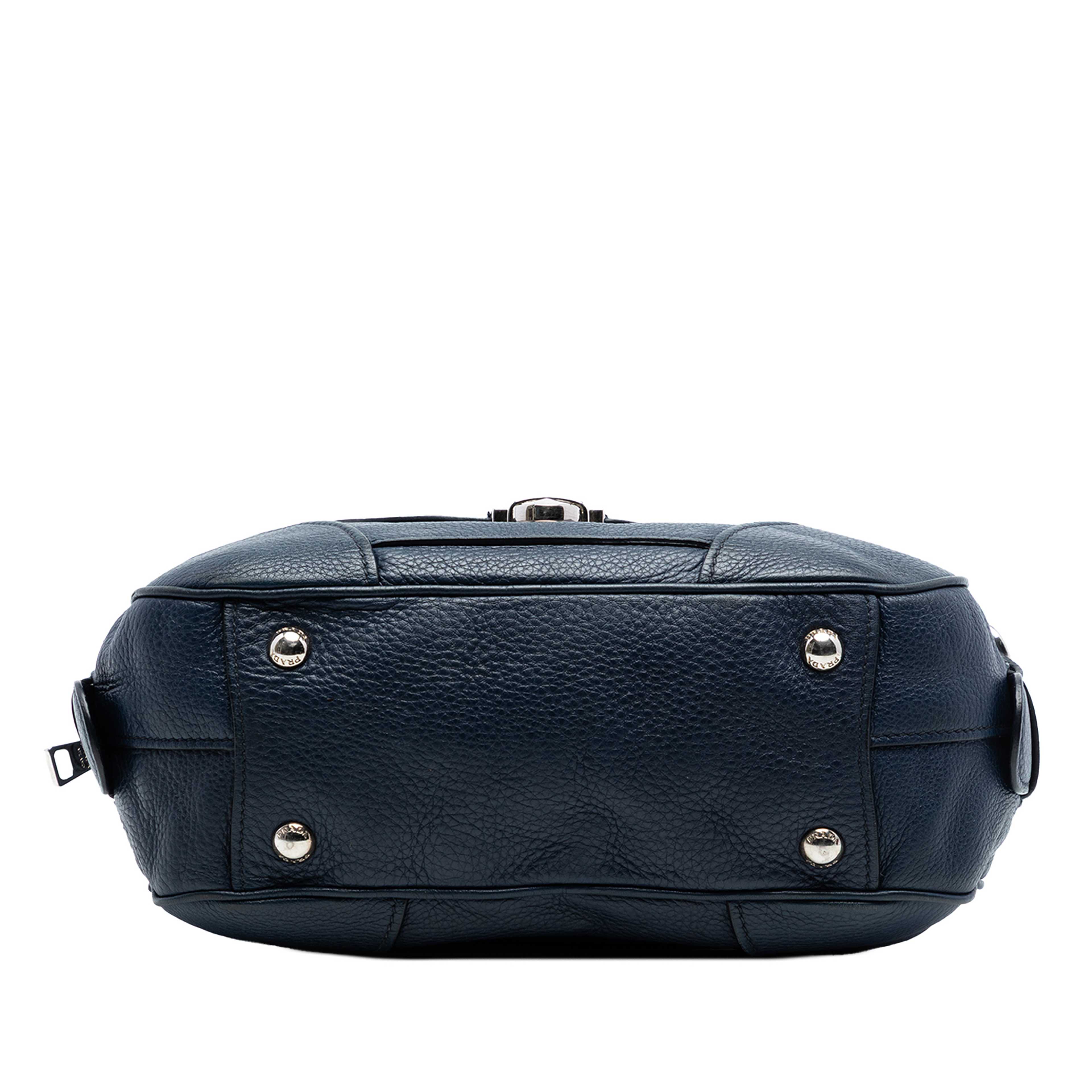 Prada Vitello Daino Front Pocket Boston Bag, från Luxclusif, i färgen navy. Klicka för att öppna bilden i stort format