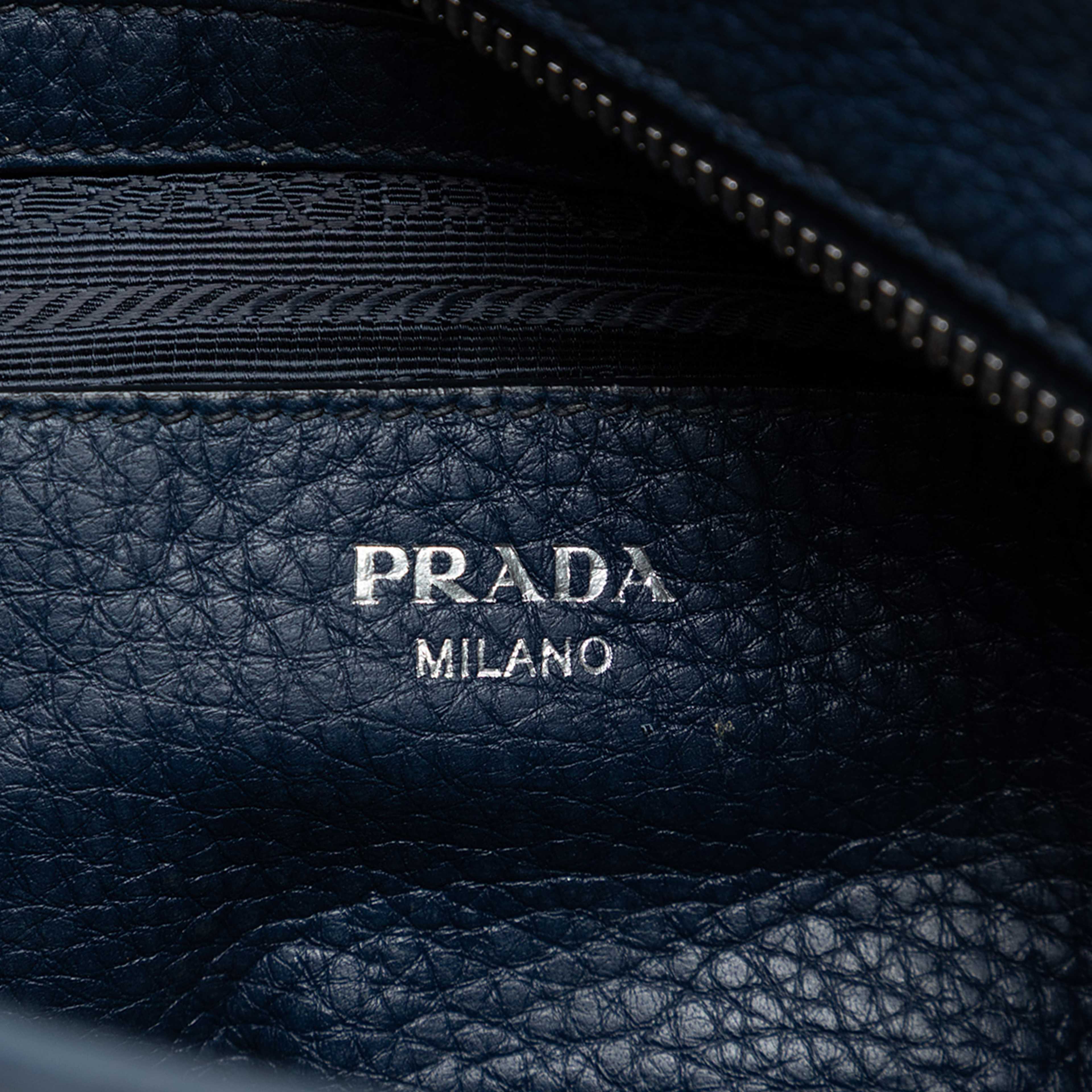 Prada Vitello Daino Front Pocket Boston Bag, från Luxclusif, i färgen navy. Klicka för att öppna bilden i stort format