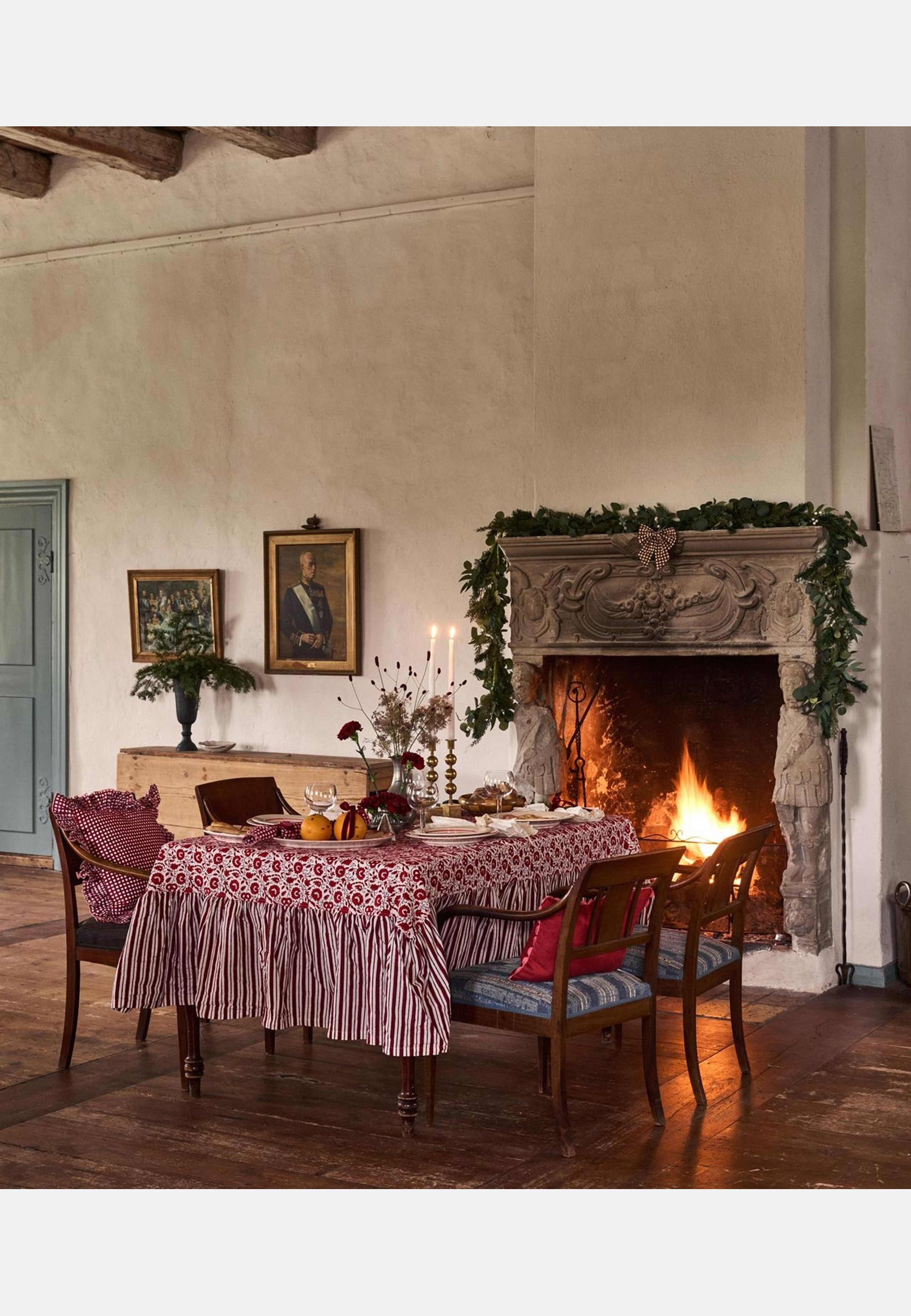 Damson Duk - 180x250 Cm, från Pick A Poppy, i färgen burgundy. Klicka för att öppna bilden i stort format