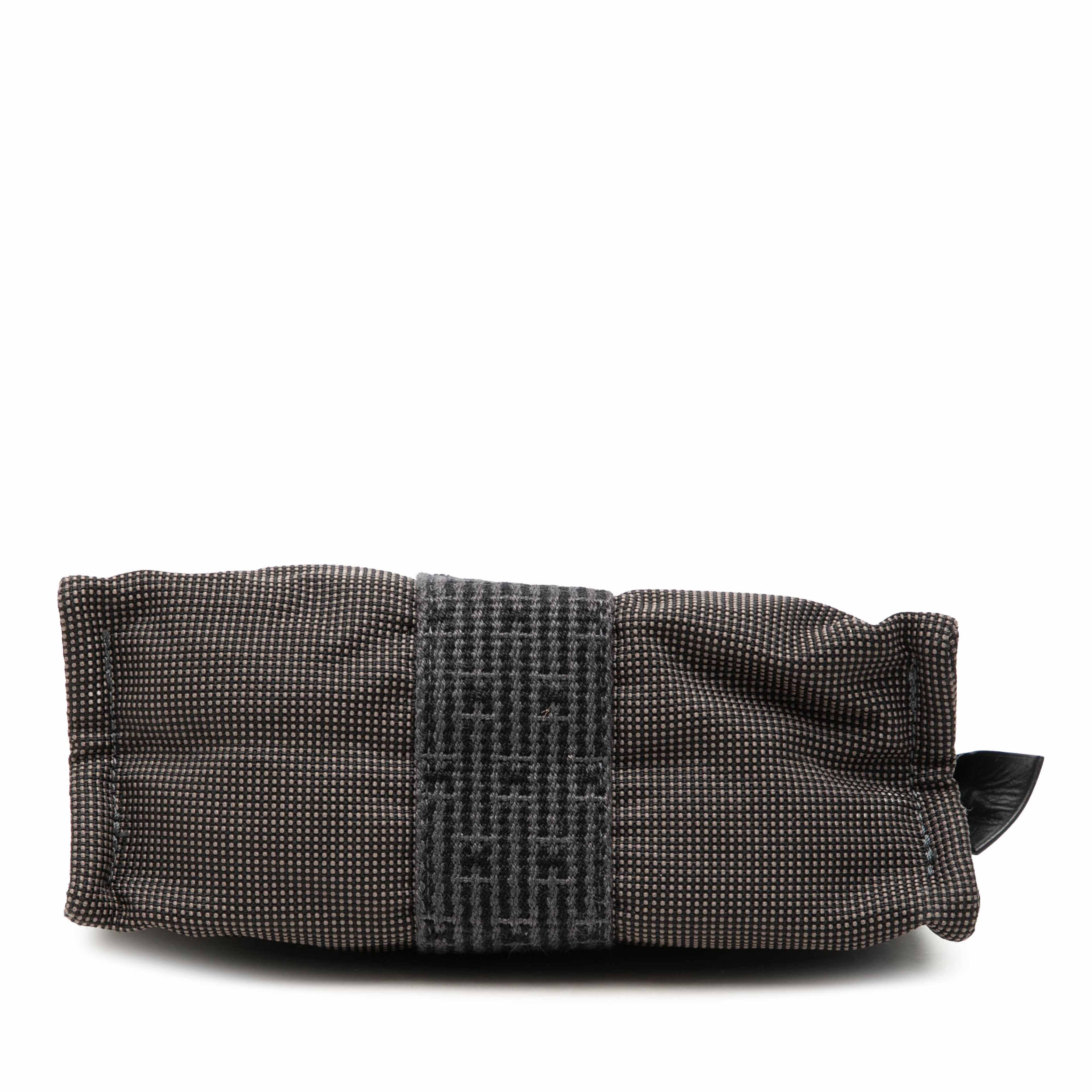 Hermès Canvas Herline Pouch, från Luxclusif, i färgen grå. Klicka för att öppna bilden i stort format