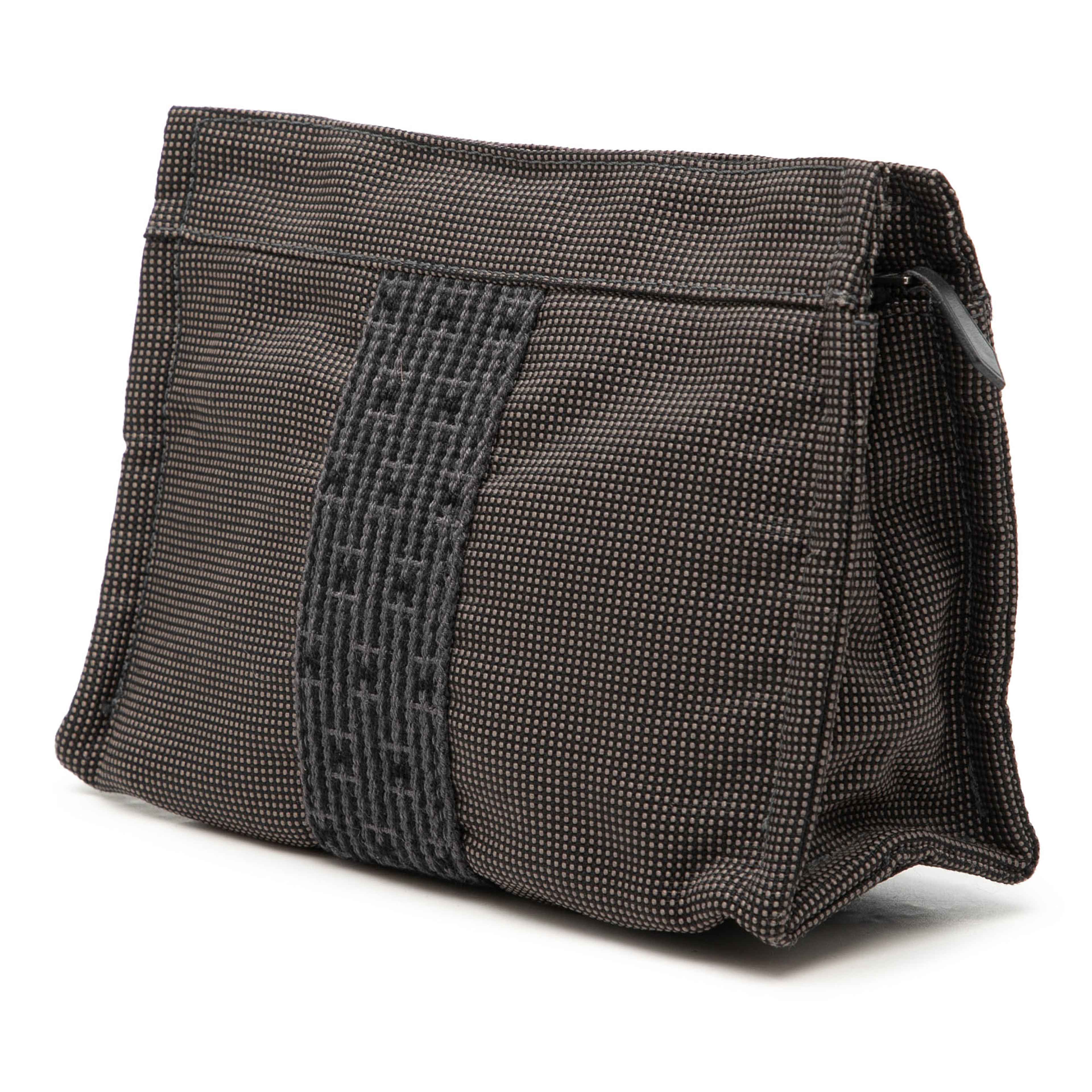 Hermès Canvas Herline Pouch, från Luxclusif, i färgen grå. Klicka för att öppna bilden i stort format