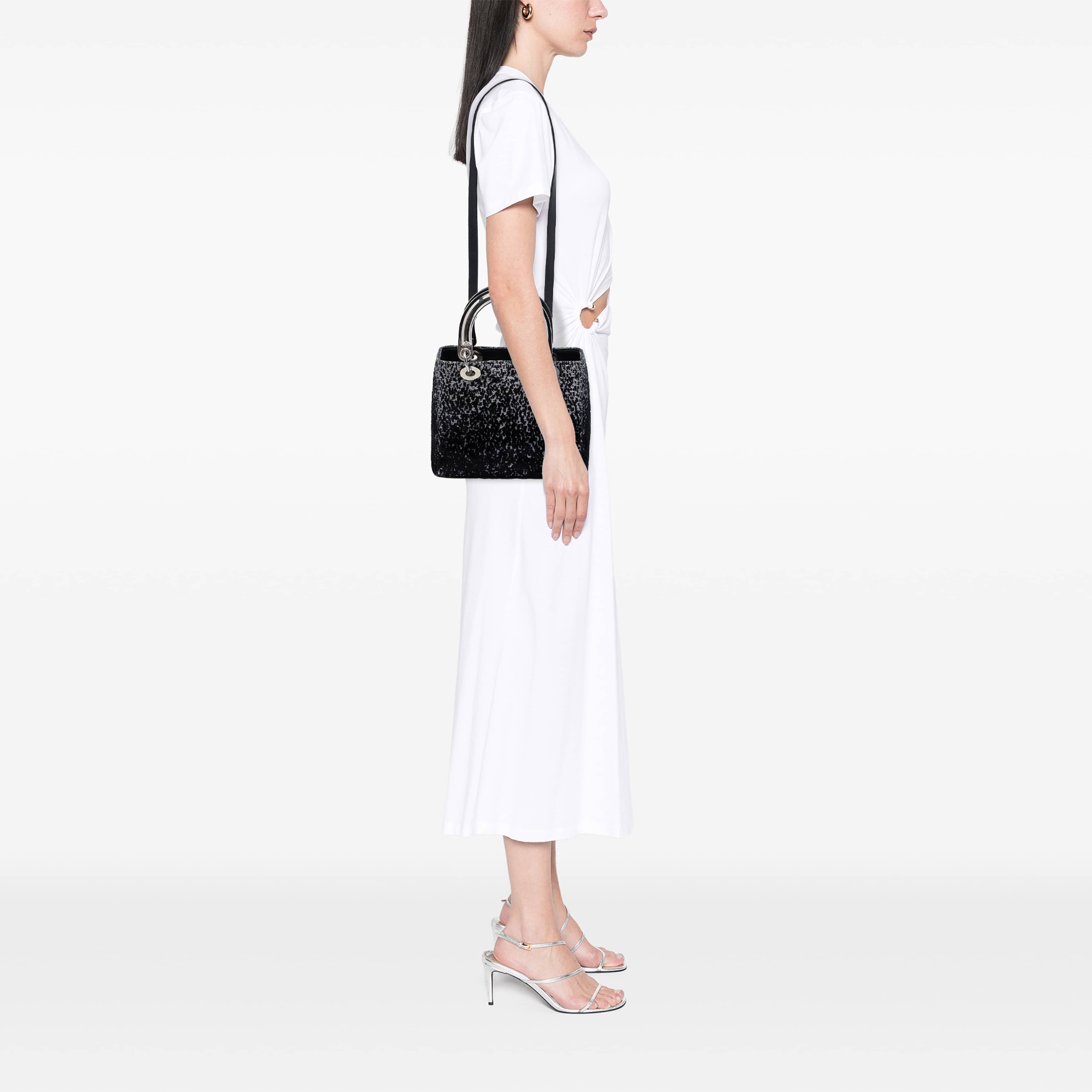 Dior Medium Fabric Lame Lady Dior, från Luxclusif, i färgen svart. Klicka för att öppna bilden i stort format
