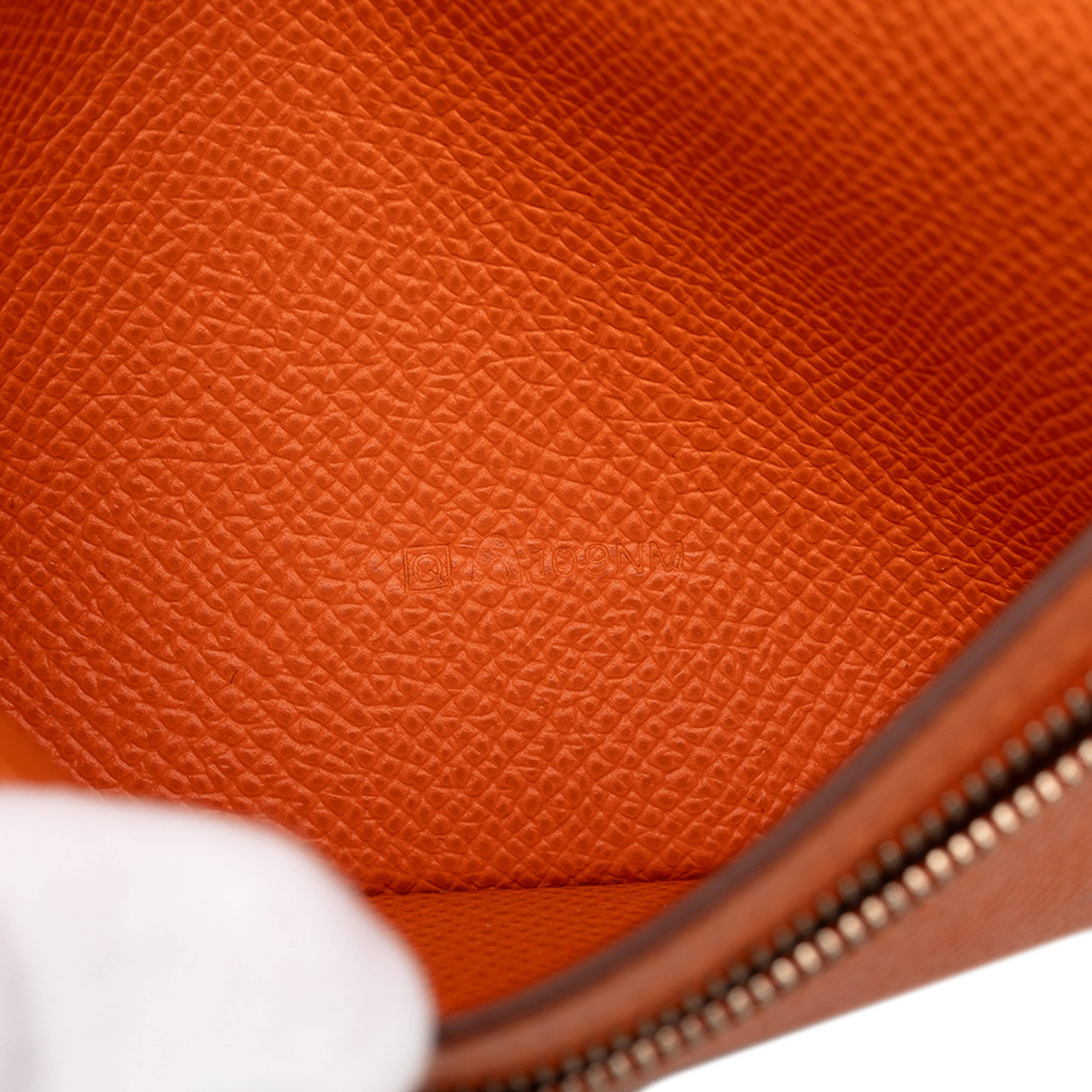 Hermès Epsom Bearn Soufflet Wallet, från Luxclusif, i färgen orange. Klicka för att öppna bilden i stort format