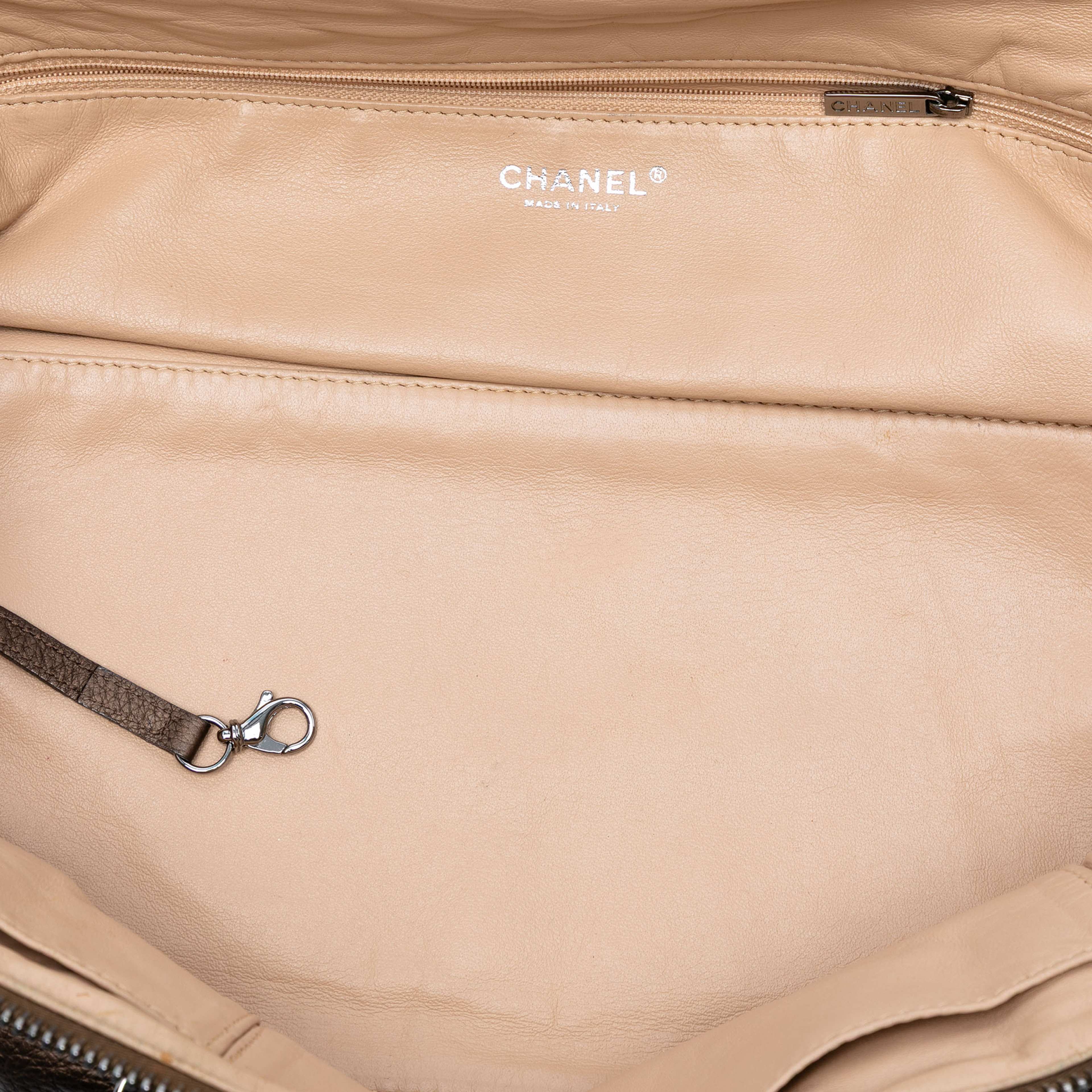 Chanel Large Cc Luxe Ligne Bowler Handbag, från Luxclusif, i färgen bronze. Klicka för att öppna bilden i stort format