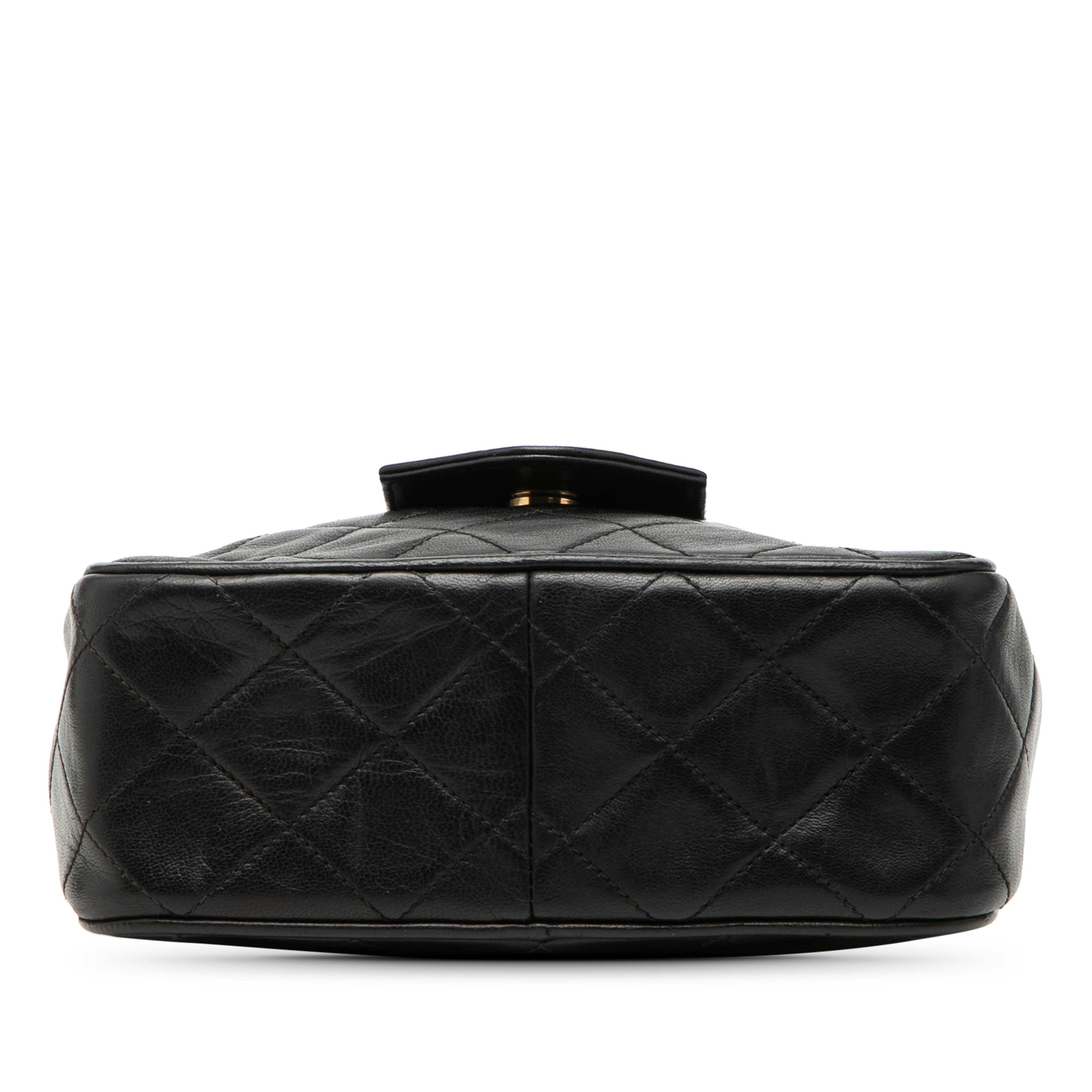 Chanel Cc Quilted Lambskin Tassel Camera Bag, från Luxclusif, i färgen black. Klicka för att öppna bilden i stort format