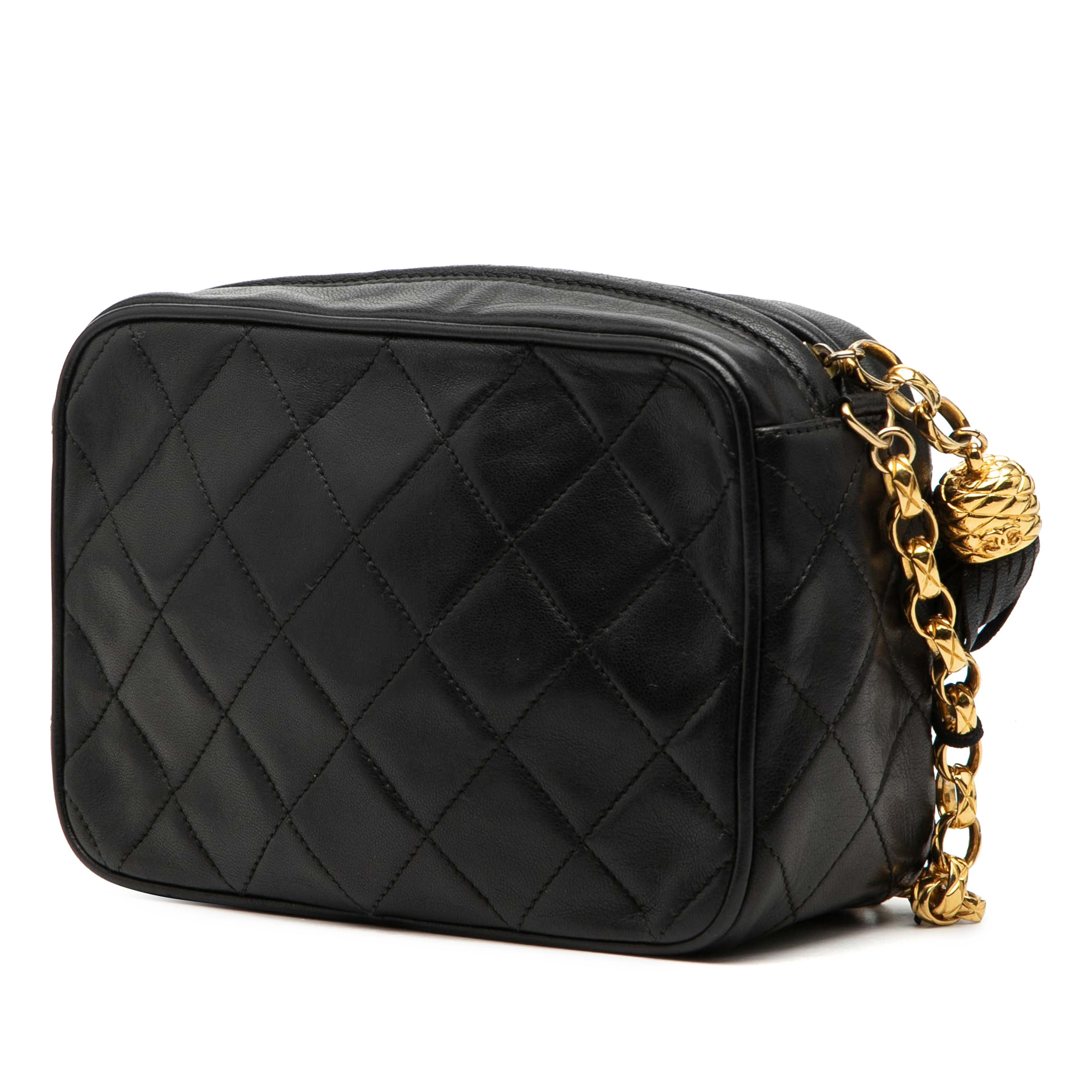 Chanel Cc Quilted Lambskin Tassel Camera Bag, från Luxclusif, i färgen black. Klicka för att öppna bilden i stort format