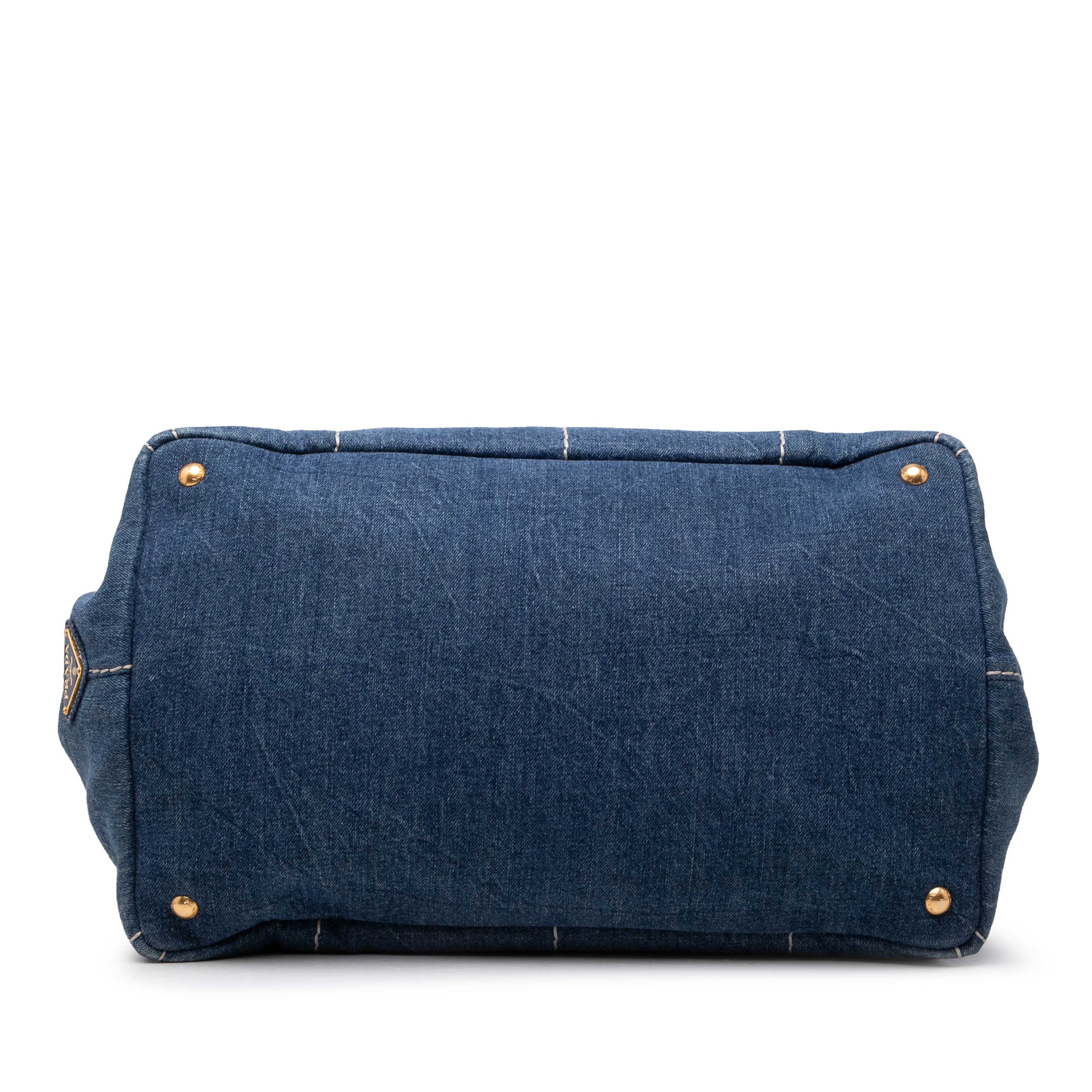 Prada Large Denim Canapa Logo Tote, från Luxclusif, i färgen blå. Klicka för att öppna bilden i stort format