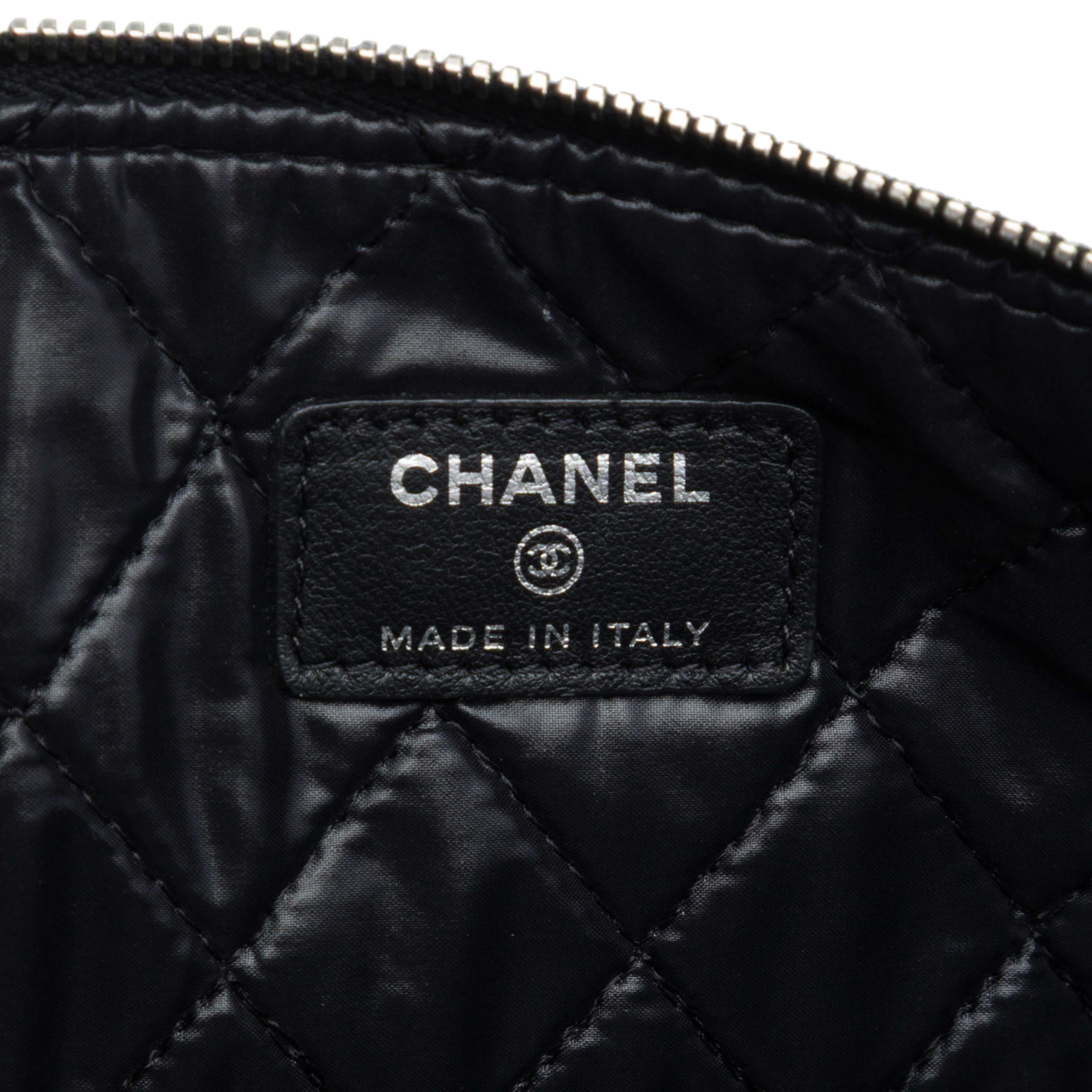 Chanel Medium Quilted Patent O Case Clutch, från Luxclusif, i färgen svart. Klicka för att öppna bilden i stort format
