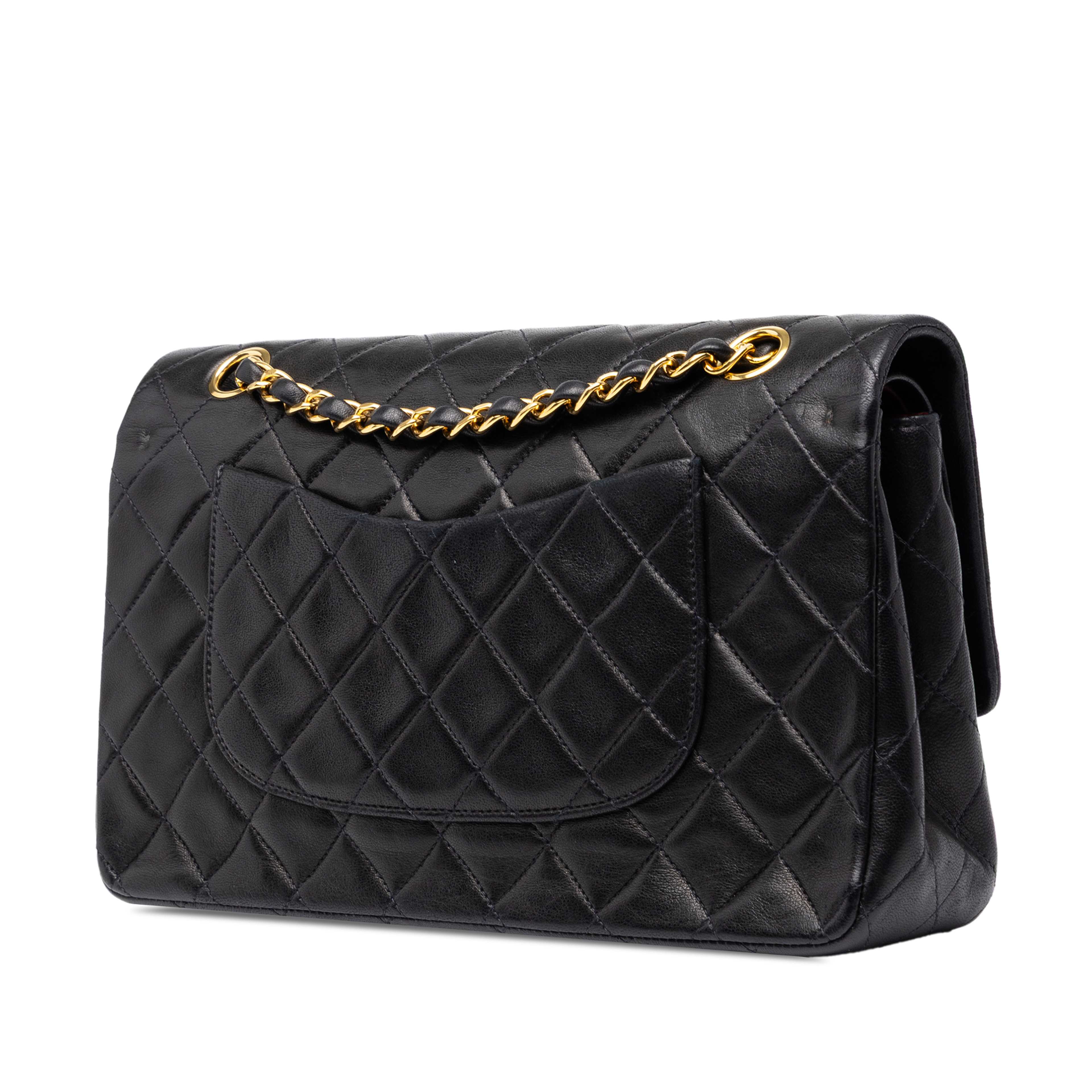 Chanel Medium Classic Lambskin Double Flap, från Luxclusif, i färgen svart. Klicka för att öppna bilden i stort format