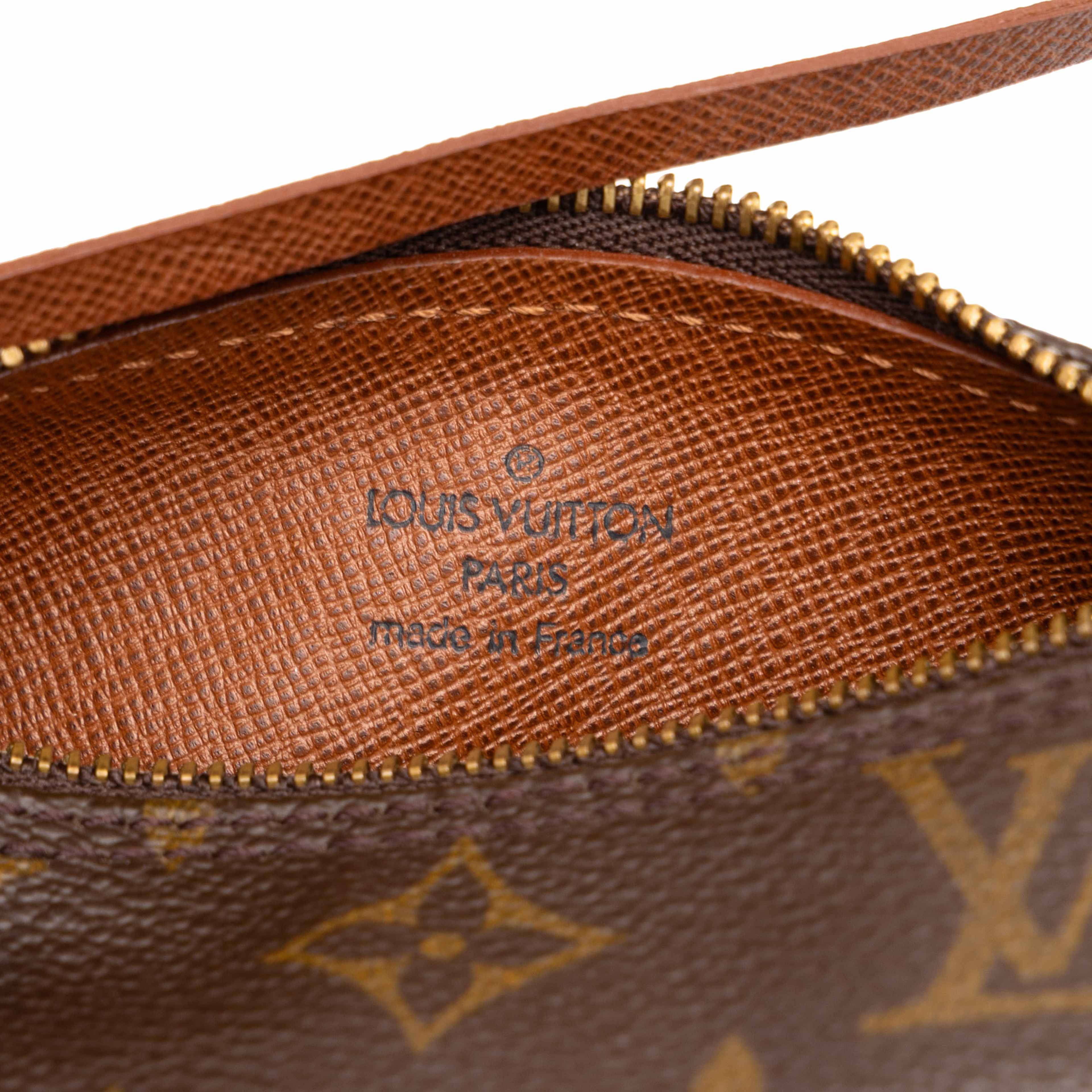 Louis Vuitton Monogram Papillon Pochette, från Luxclusif, i färgen brun. Klicka för att öppna bilden i stort format
