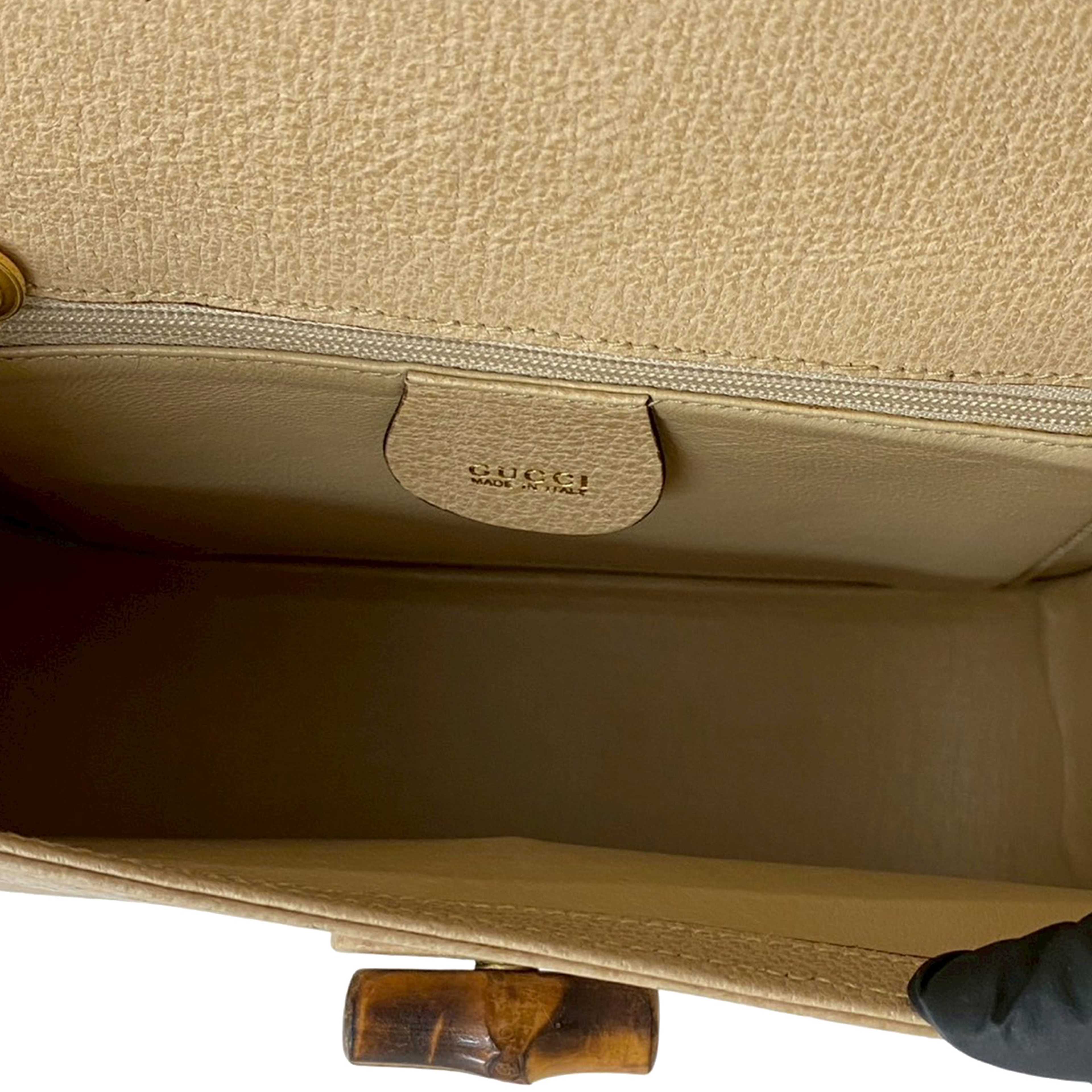 Gucci Grained Calfskin Bamboo Crossbody, från Luxclusif, i färgen beige. Klicka för att öppna bilden i stort format