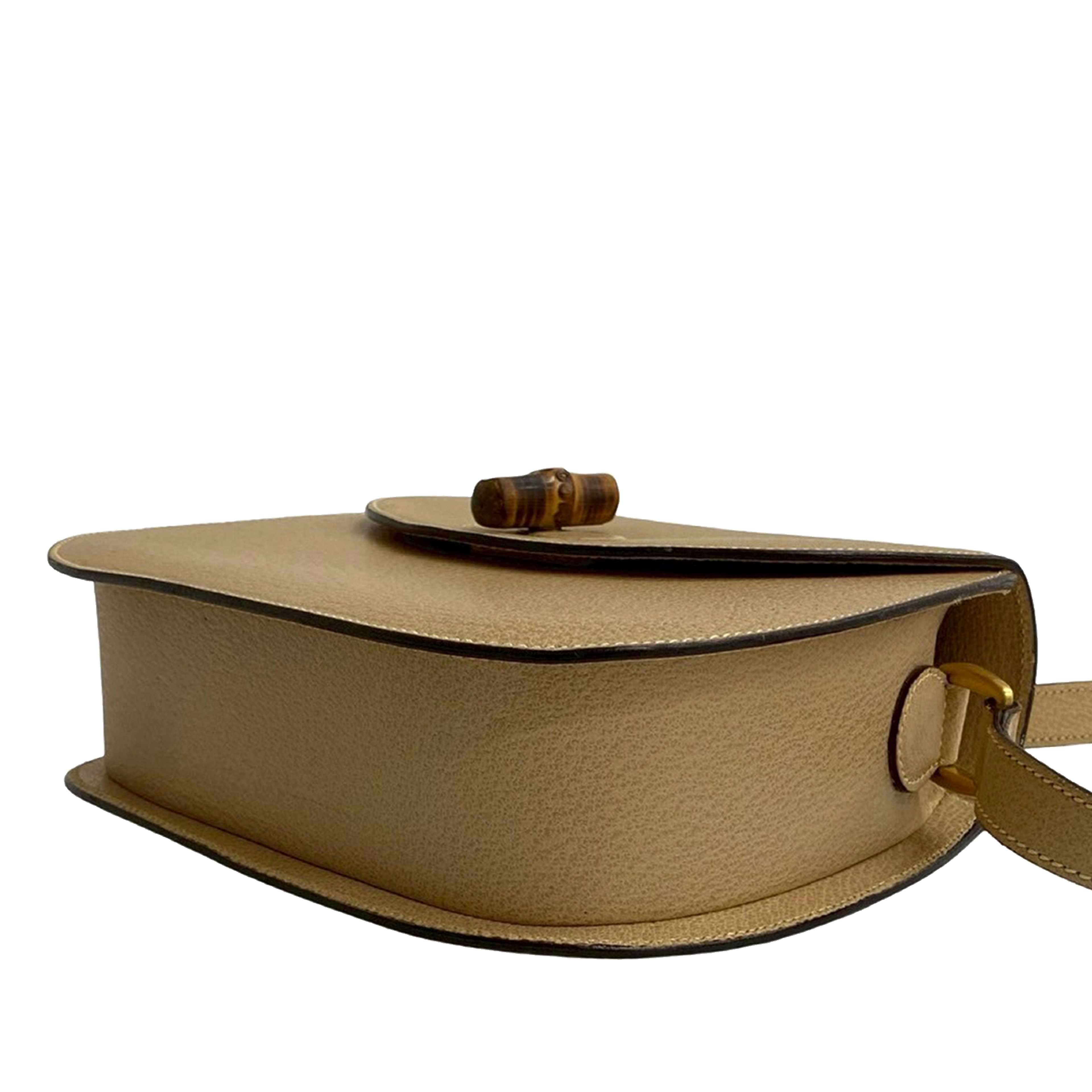 Gucci Grained Calfskin Bamboo Crossbody, från Luxclusif, i färgen beige. Klicka för att öppna bilden i stort format