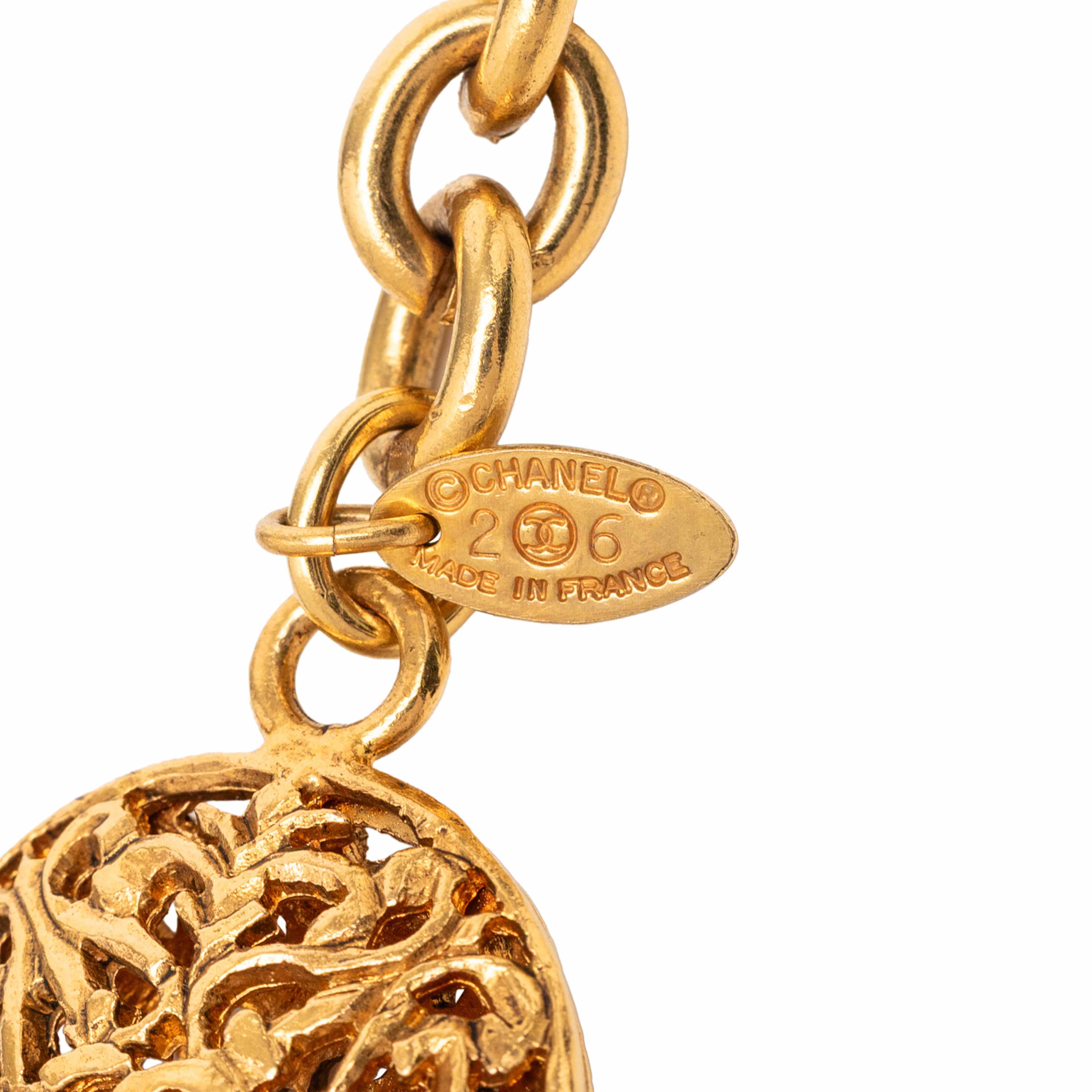 Chanel Gold Plated Cc Medallion Chain Link Belt, från Luxclusif, i färgen gold. Klicka för att öppna bilden i stort format