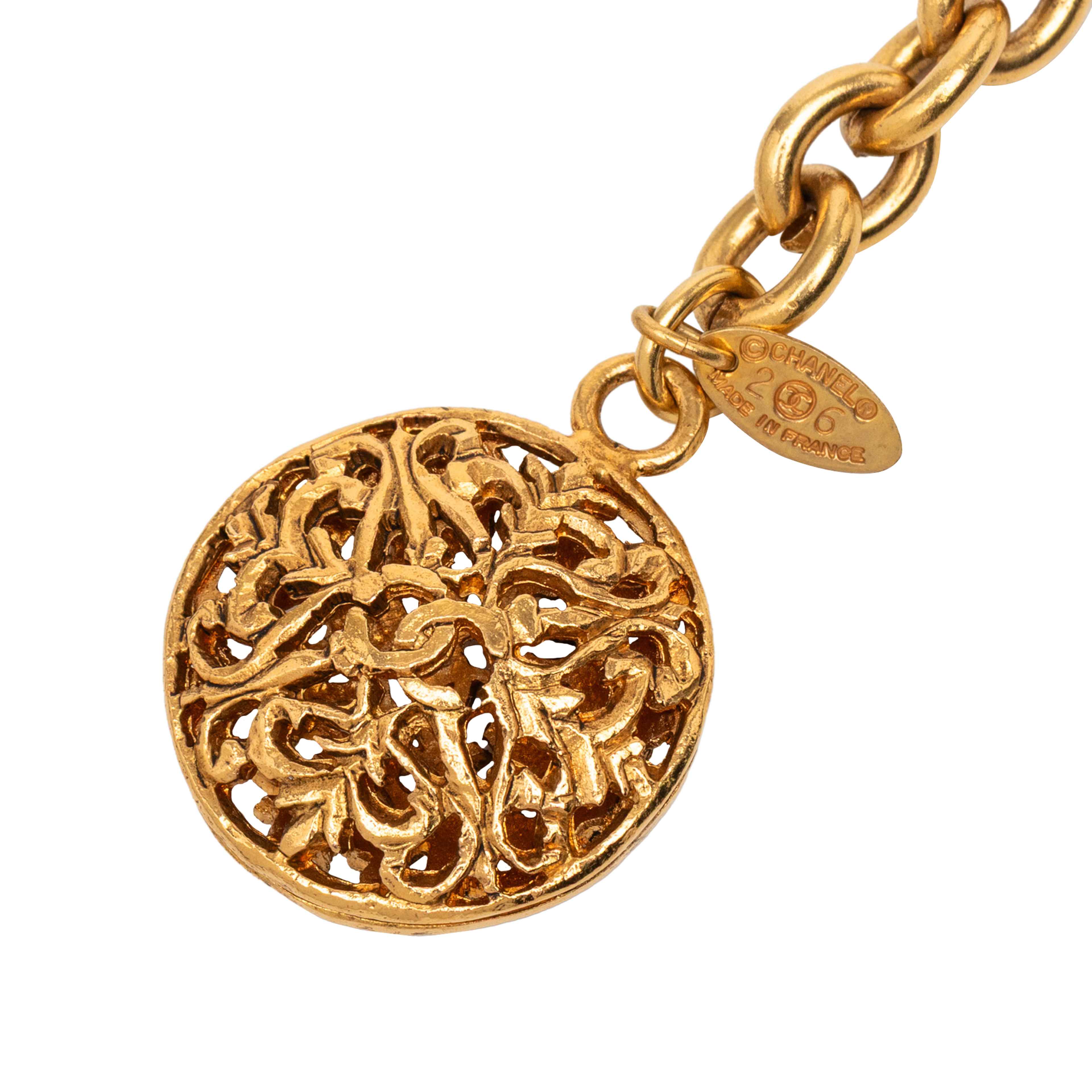 Chanel Gold Plated Cc Medallion Chain Link Belt, från Luxclusif, i färgen gold. Klicka för att öppna bilden i stort format