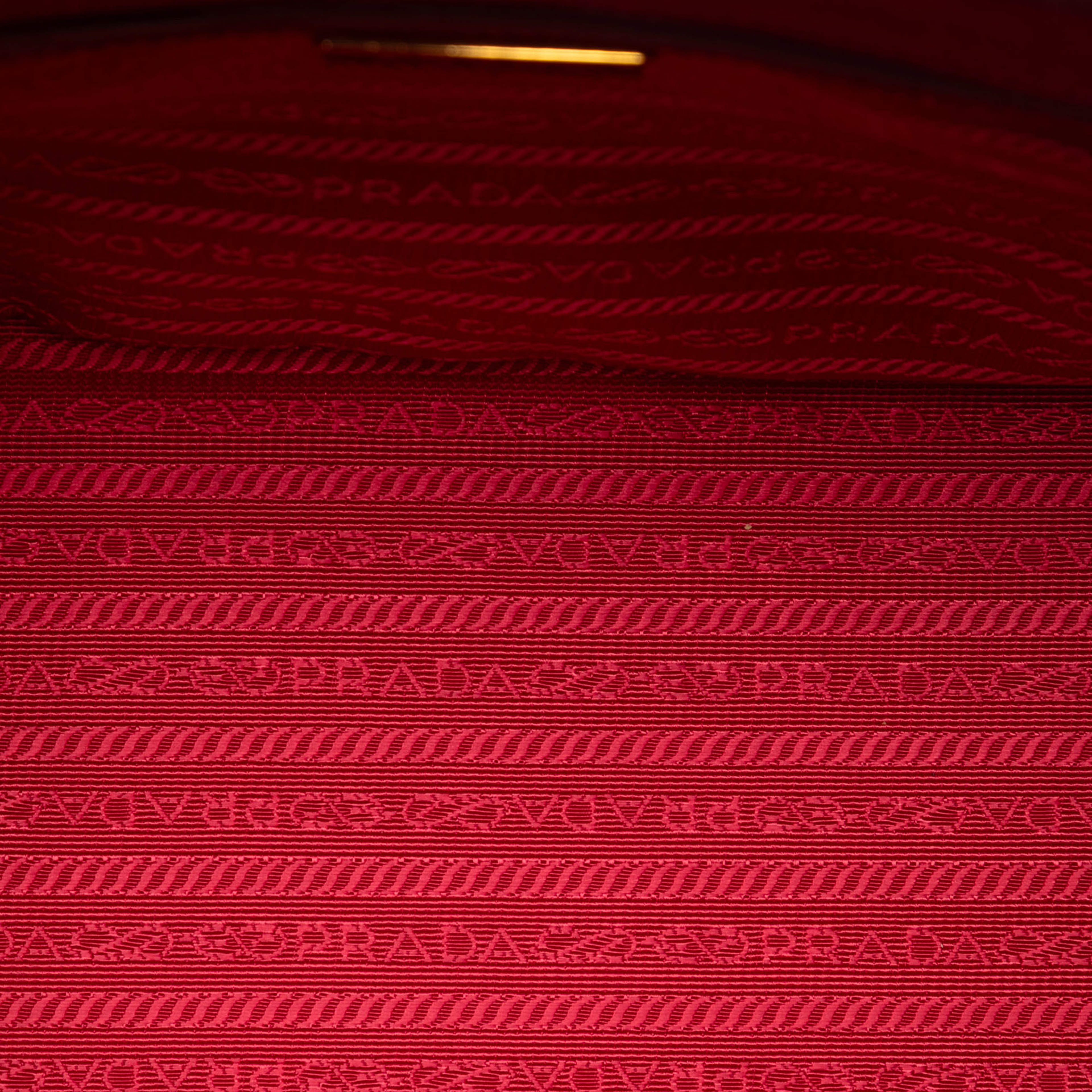 Prada Medium Saffiano Lux Galleria Double Zip Satchel, från Luxclusif, i färgen red. Klicka för att öppna bilden i stort format
