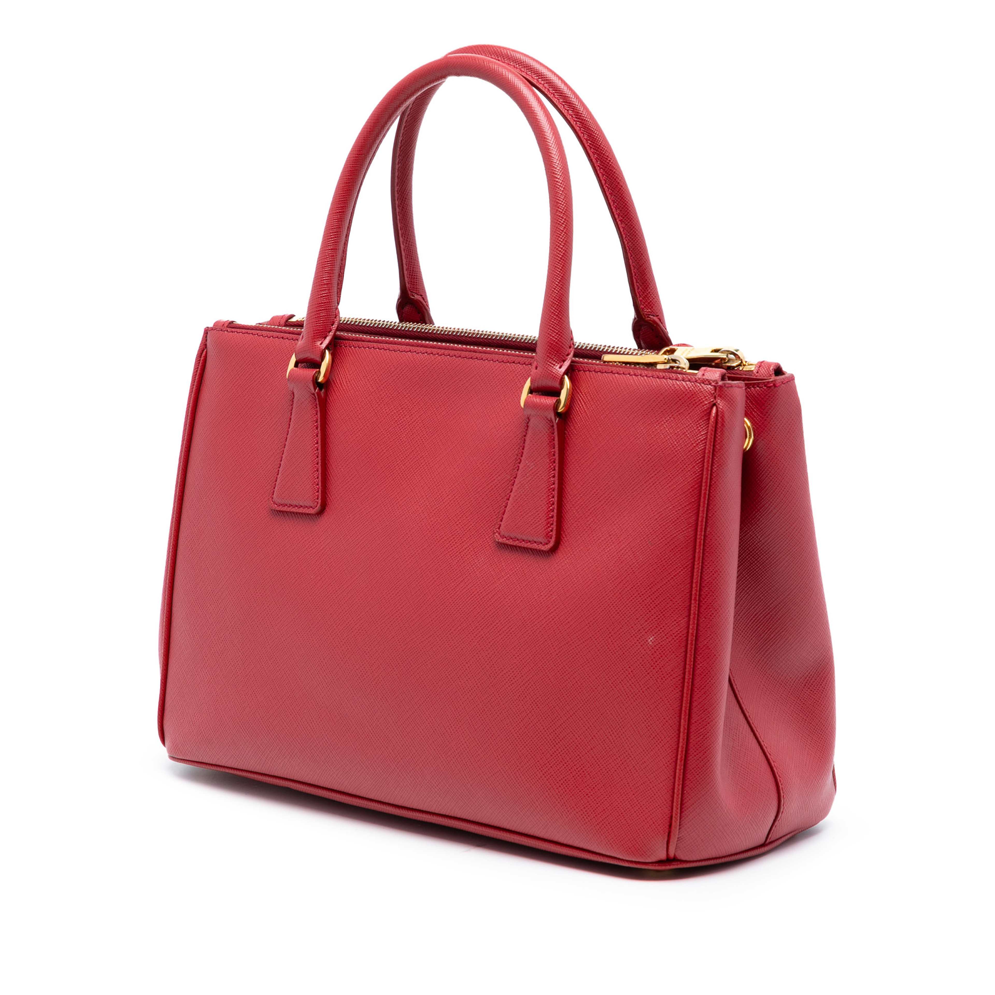 Prada Medium Saffiano Lux Galleria Double Zip Satchel, från Luxclusif, i färgen red. Klicka för att öppna bilden i stort format