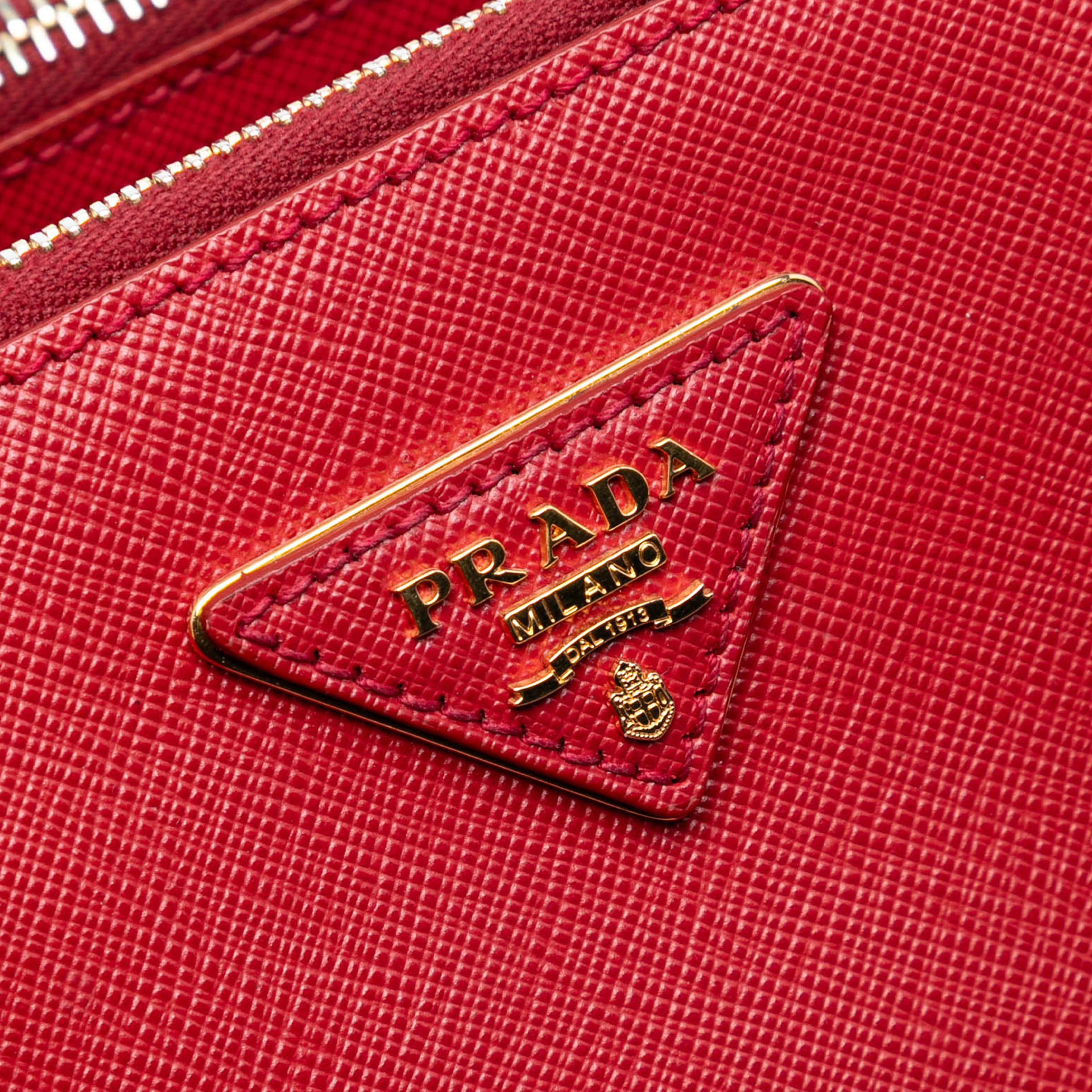 Prada Medium Saffiano Lux Galleria Double Zip Satchel, från Luxclusif, i färgen red. Klicka för att öppna bilden i stort format