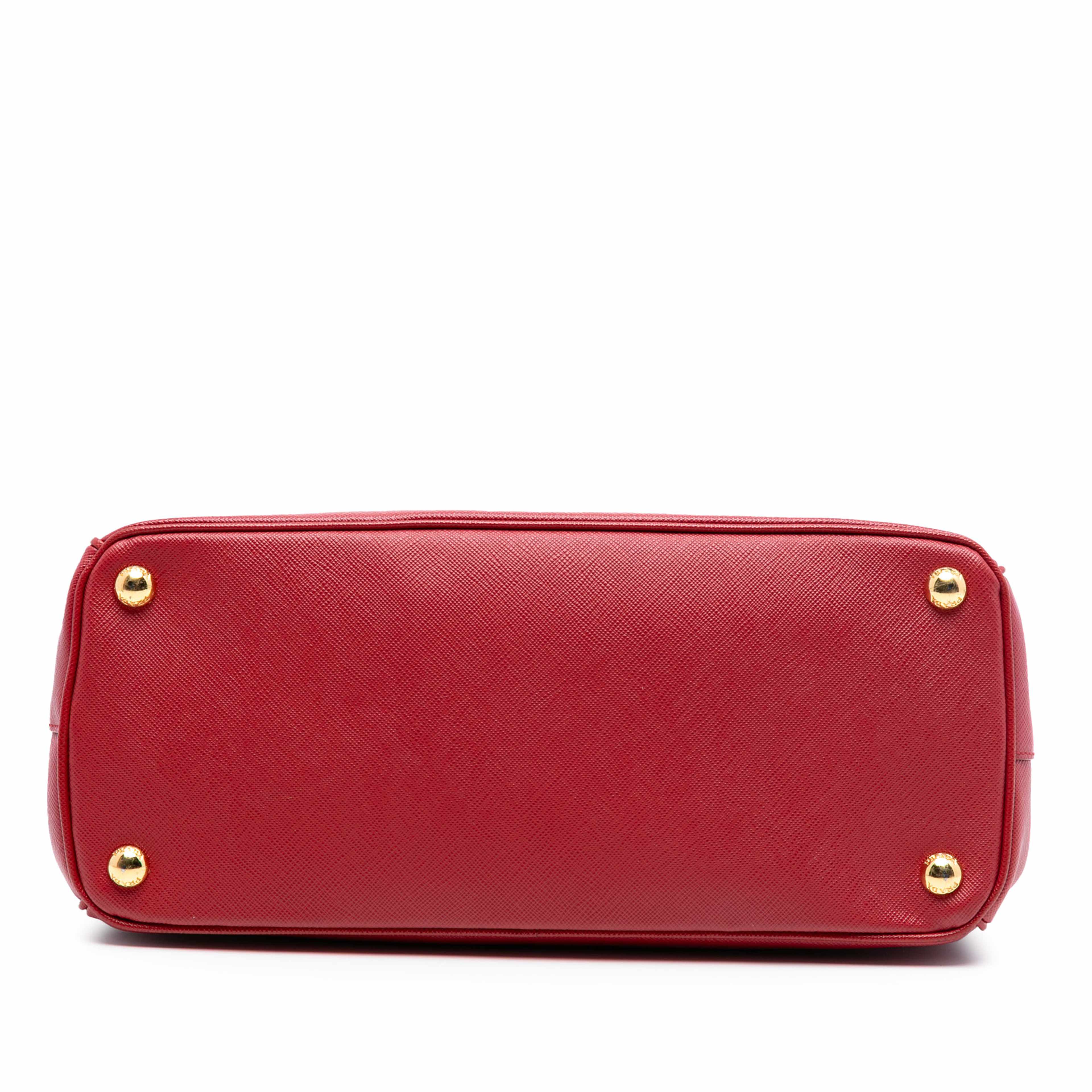 Prada Medium Saffiano Lux Galleria Double Zip Satchel, från Luxclusif, i färgen red. Klicka för att öppna bilden i stort format