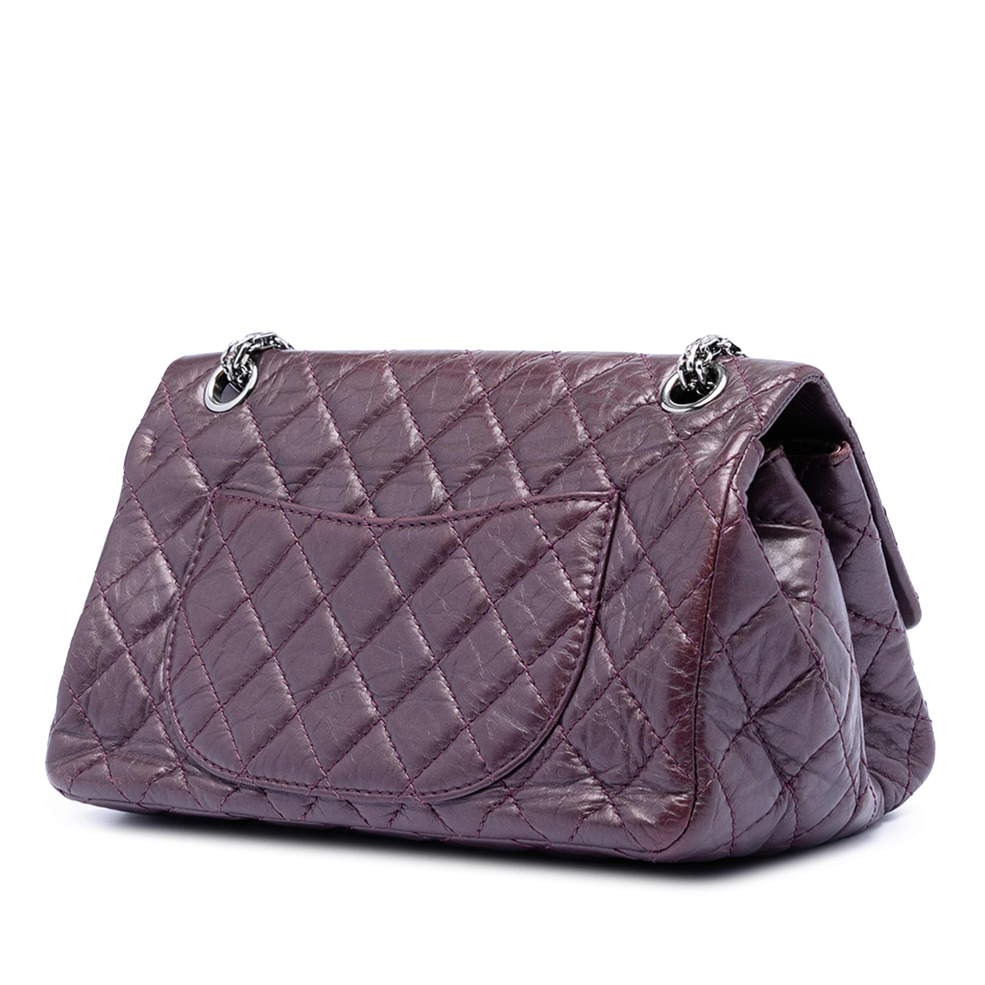 Chanel Quilted Aged Calfskin Reissue 2.55 Double Flap 225, från Luxclusif, i färgen purpur. Klicka för att öppna bilden i stort format