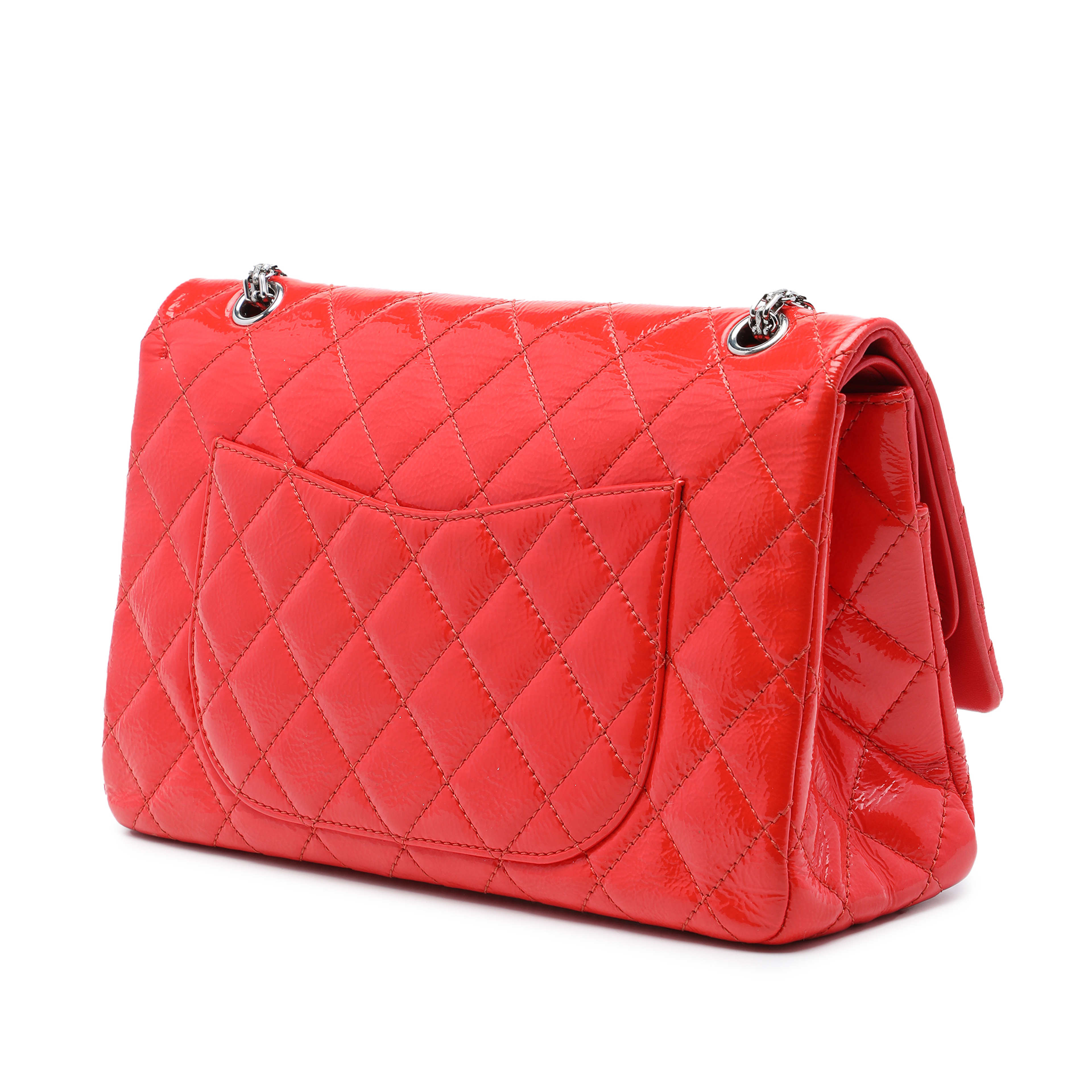 Chanel Quilted Crinkled Patent Reissue 2.55 Double Flap 227, från Luxclusif, i färgen röd. Klicka för att öppna bilden i stort format