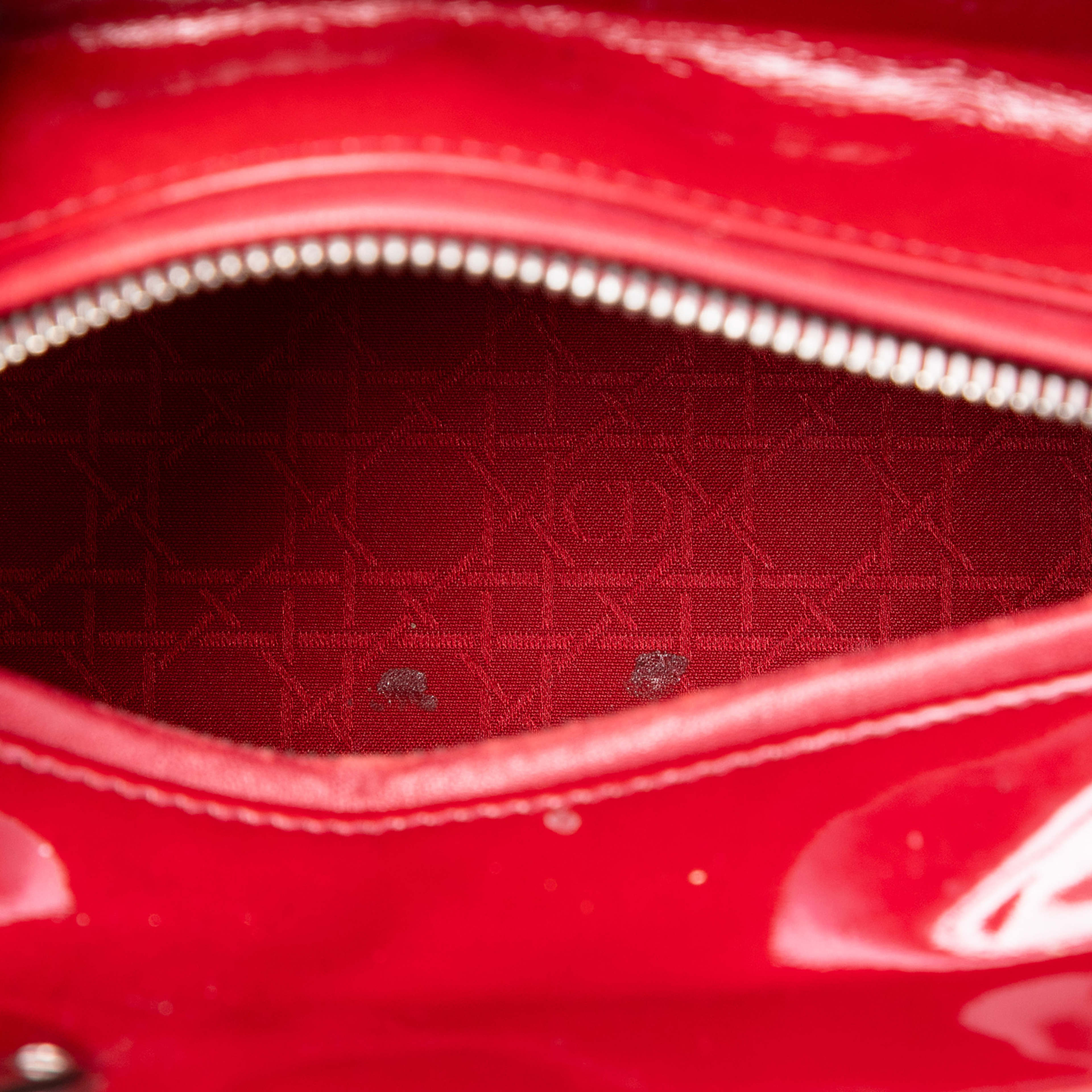 Dior Medium Patent Cannage Lady Dior, från Luxclusif, i färgen dark red. Klicka för att öppna bilden i stort format