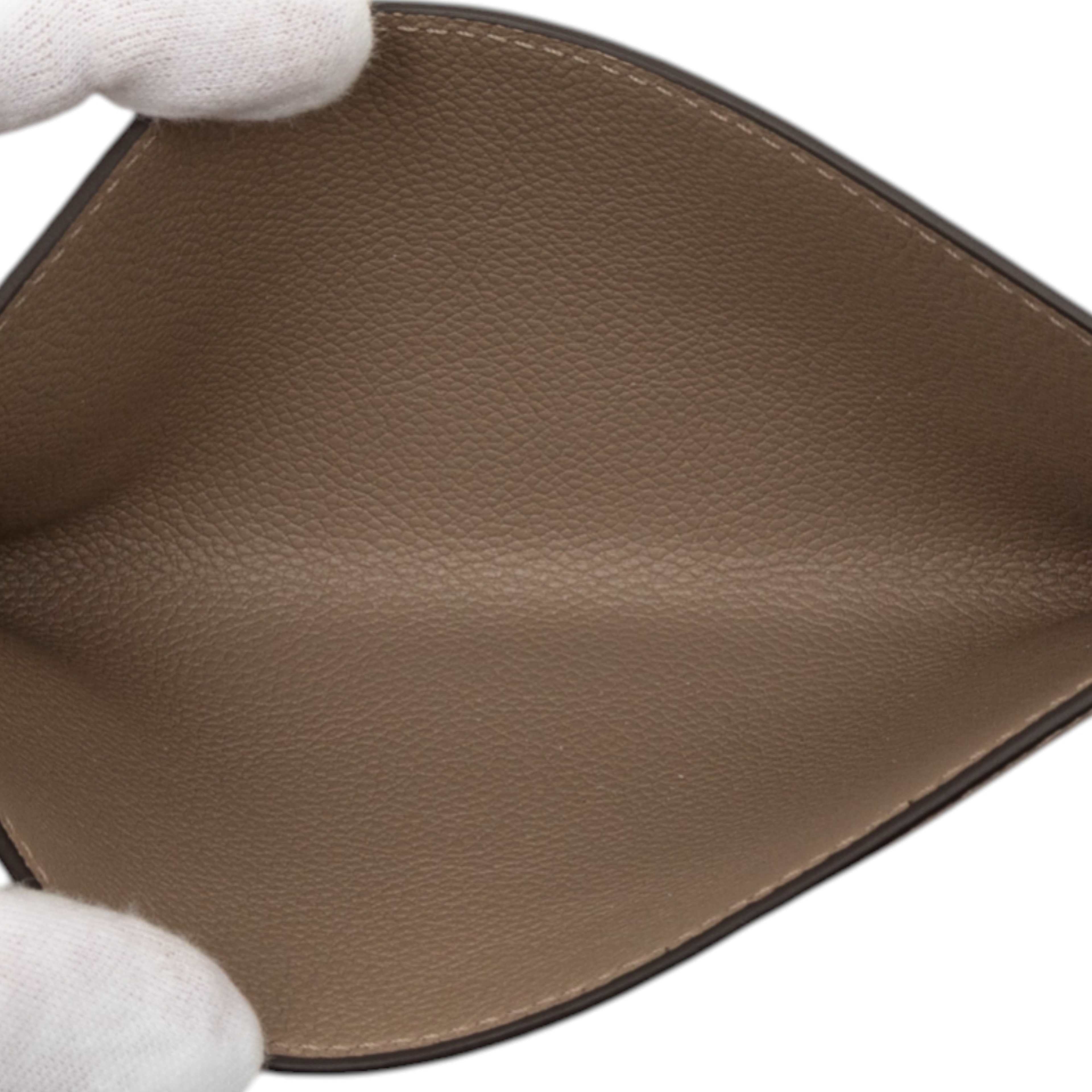 Louis Vuitton Calfskin Felicie Card Holder Insert, från Luxclusif, i färgen taupe. Klicka för att öppna bilden i stort format