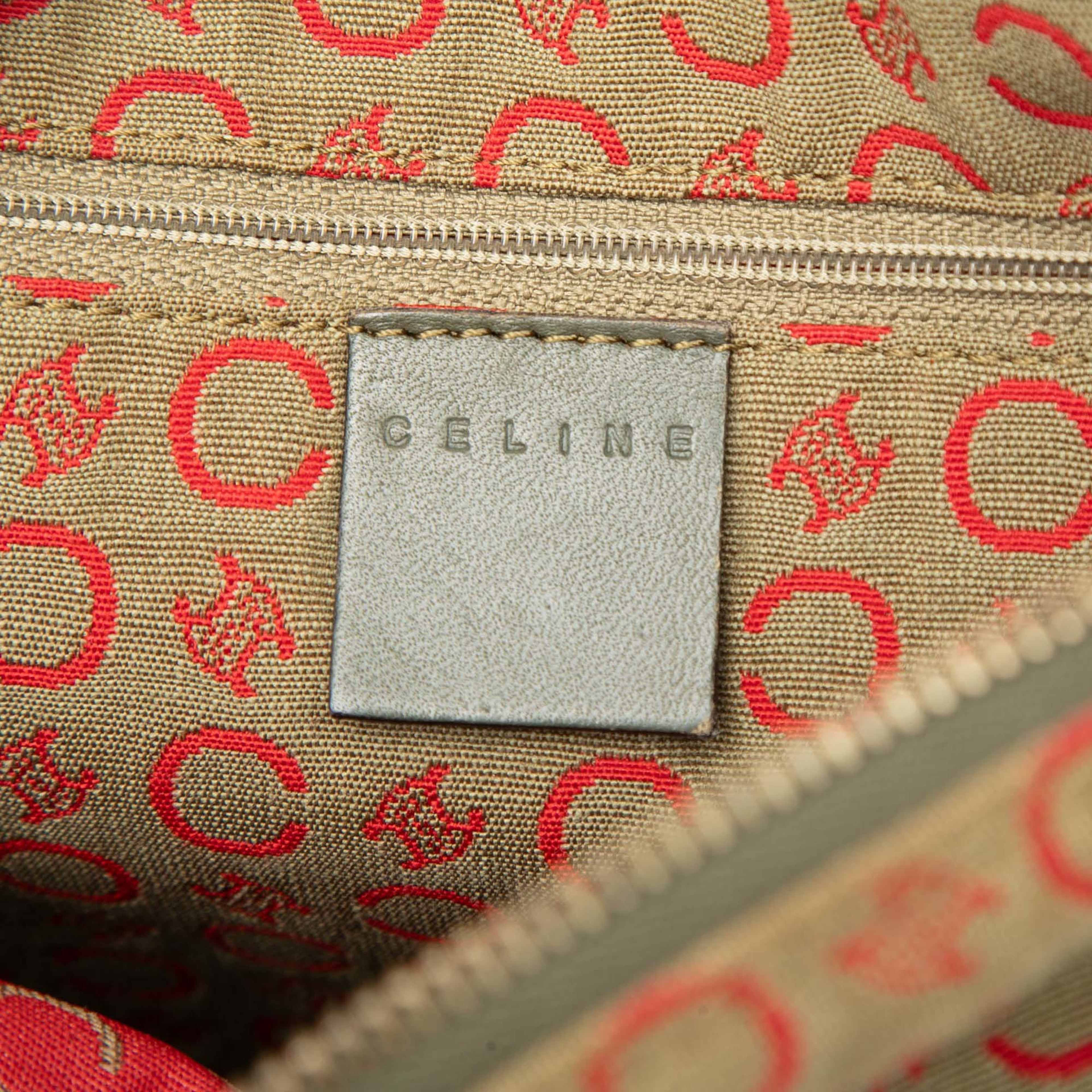 Celine C Macadam Canvas Crossbody, från Luxclusif, i färgen beige. Klicka för att öppna bilden i stort format