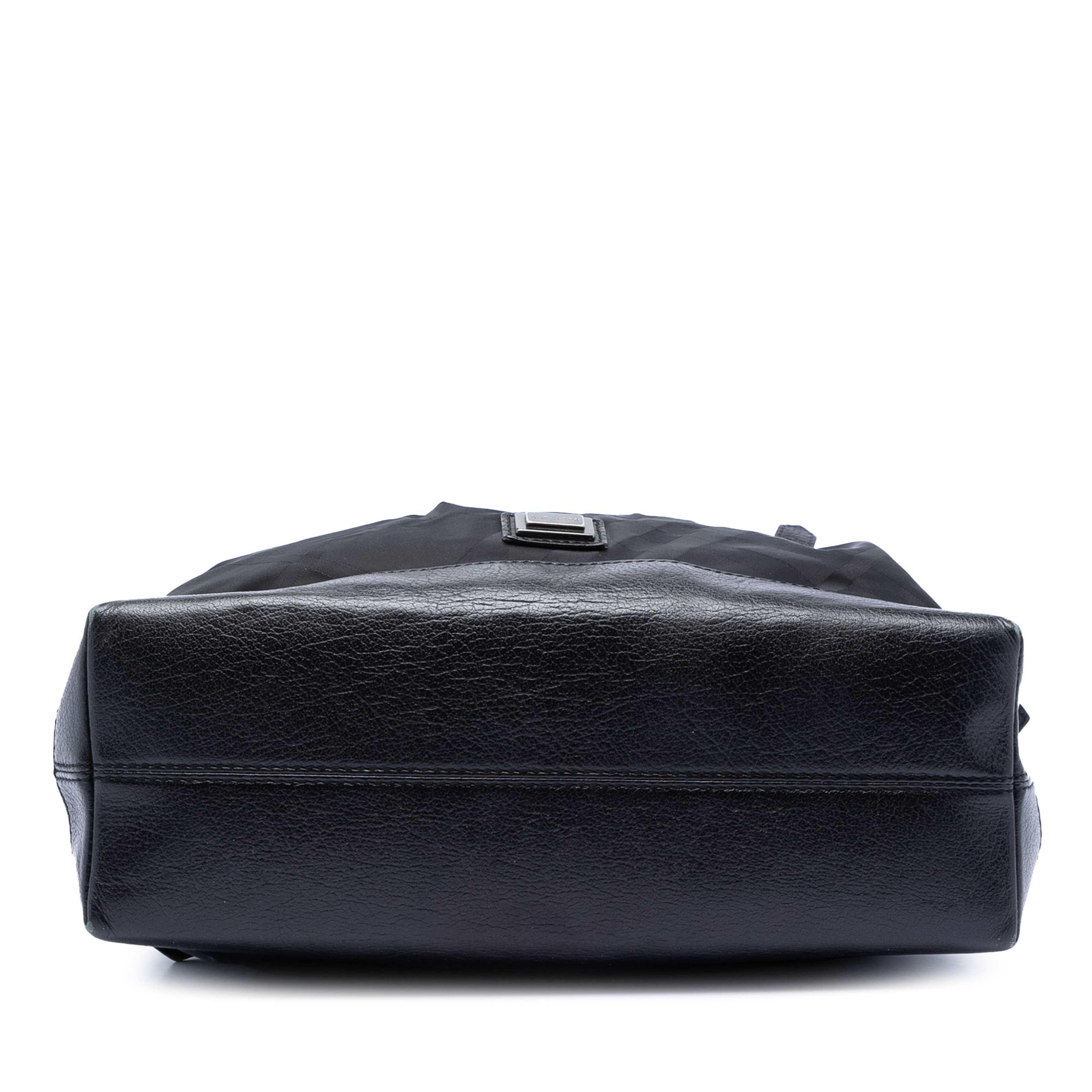 Burberry Tonal Check Nylon Shoulder Bag, från Luxclusif, i färgen black. Klicka för att öppna bilden i stort format