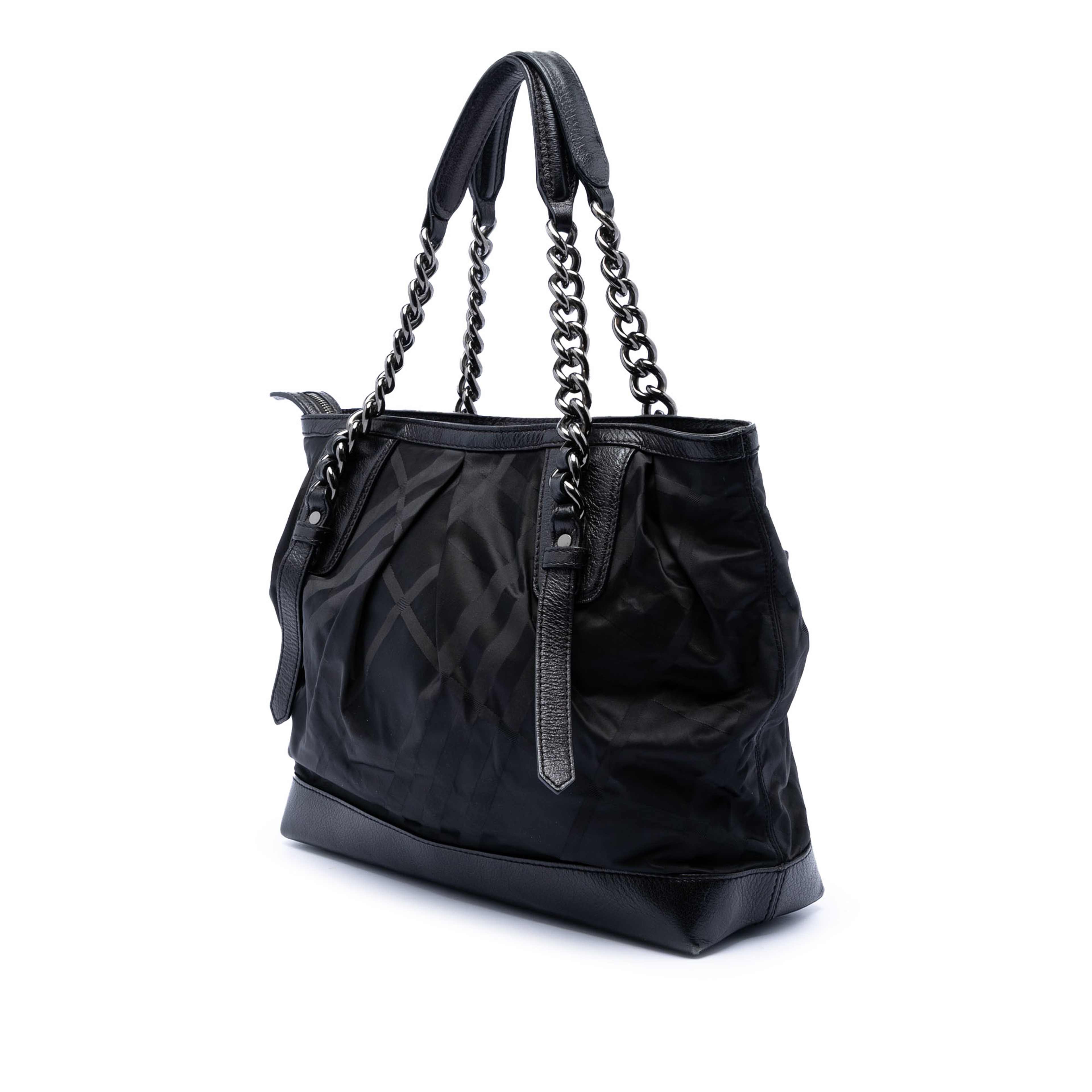 Burberry Tonal Check Nylon Shoulder Bag, från Luxclusif, i färgen black. Klicka för att öppna bilden i stort format