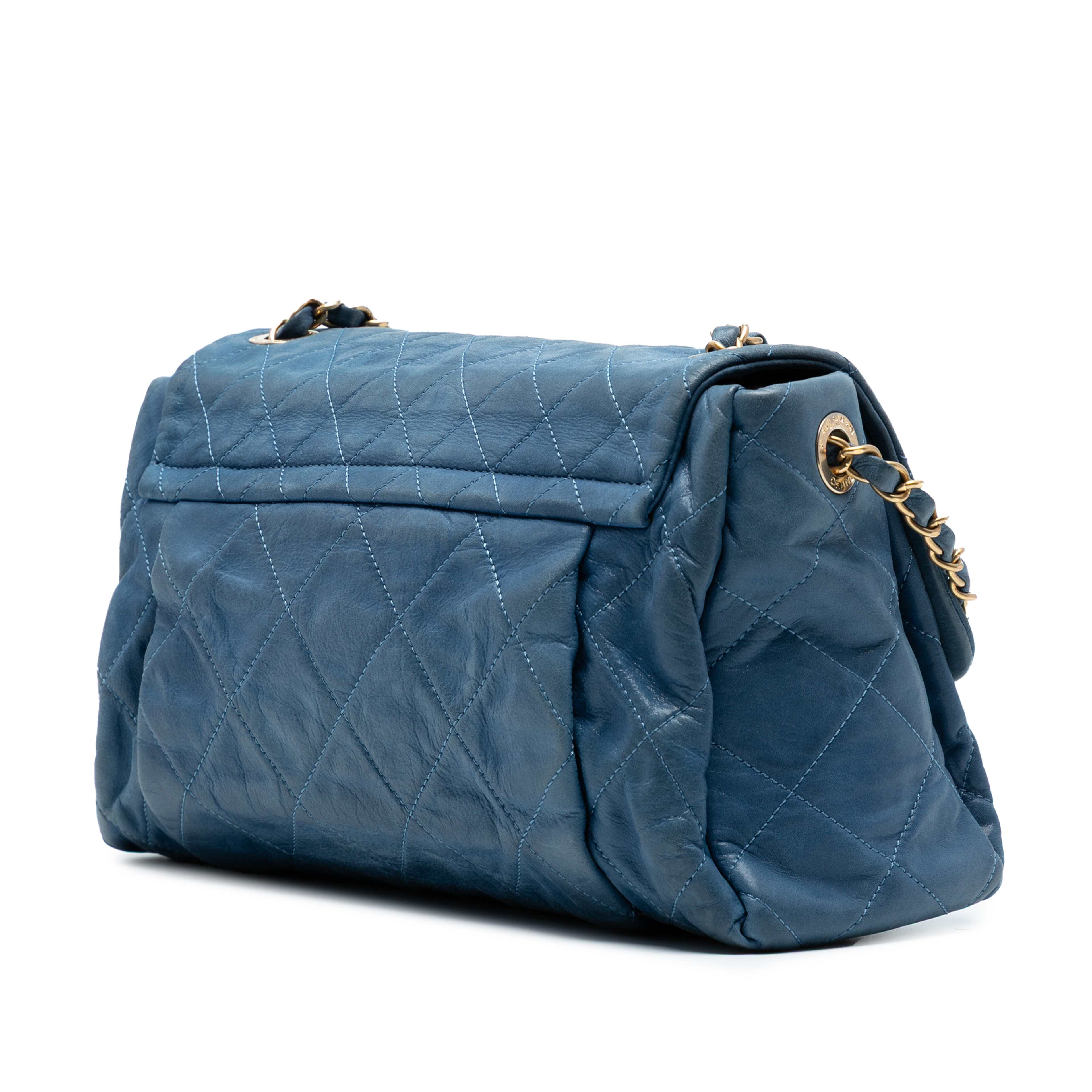 Chanel Large Iridescent Calfskin Chic Quilt Flap, från Luxclusif, i färgen blue. Klicka för att öppna bilden i stort format