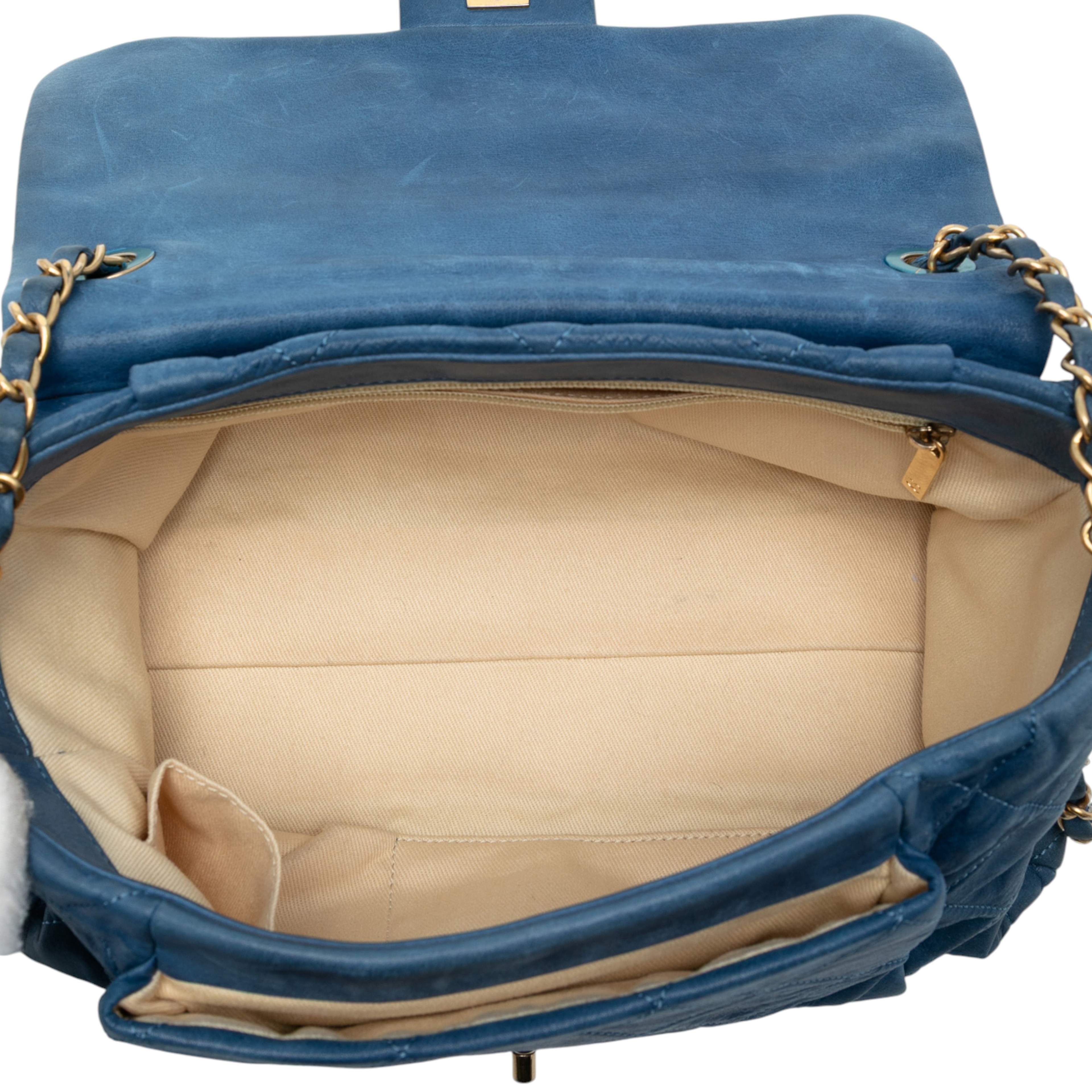 Chanel Large Iridescent Calfskin Chic Quilt Flap, från Luxclusif, i färgen blue. Klicka för att öppna bilden i stort format