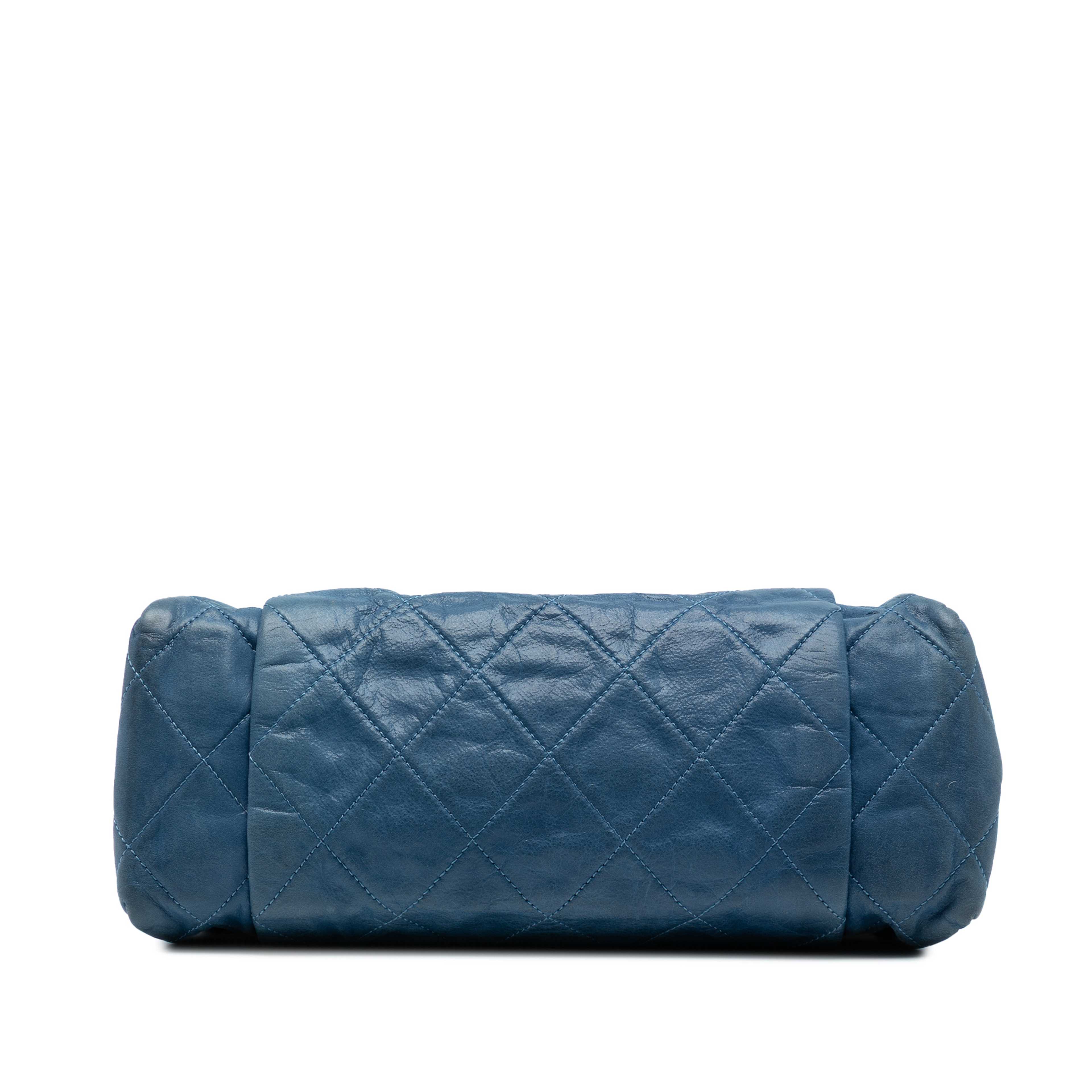 Chanel Large Iridescent Calfskin Chic Quilt Flap, från Luxclusif, i färgen blue. Klicka för att öppna bilden i stort format