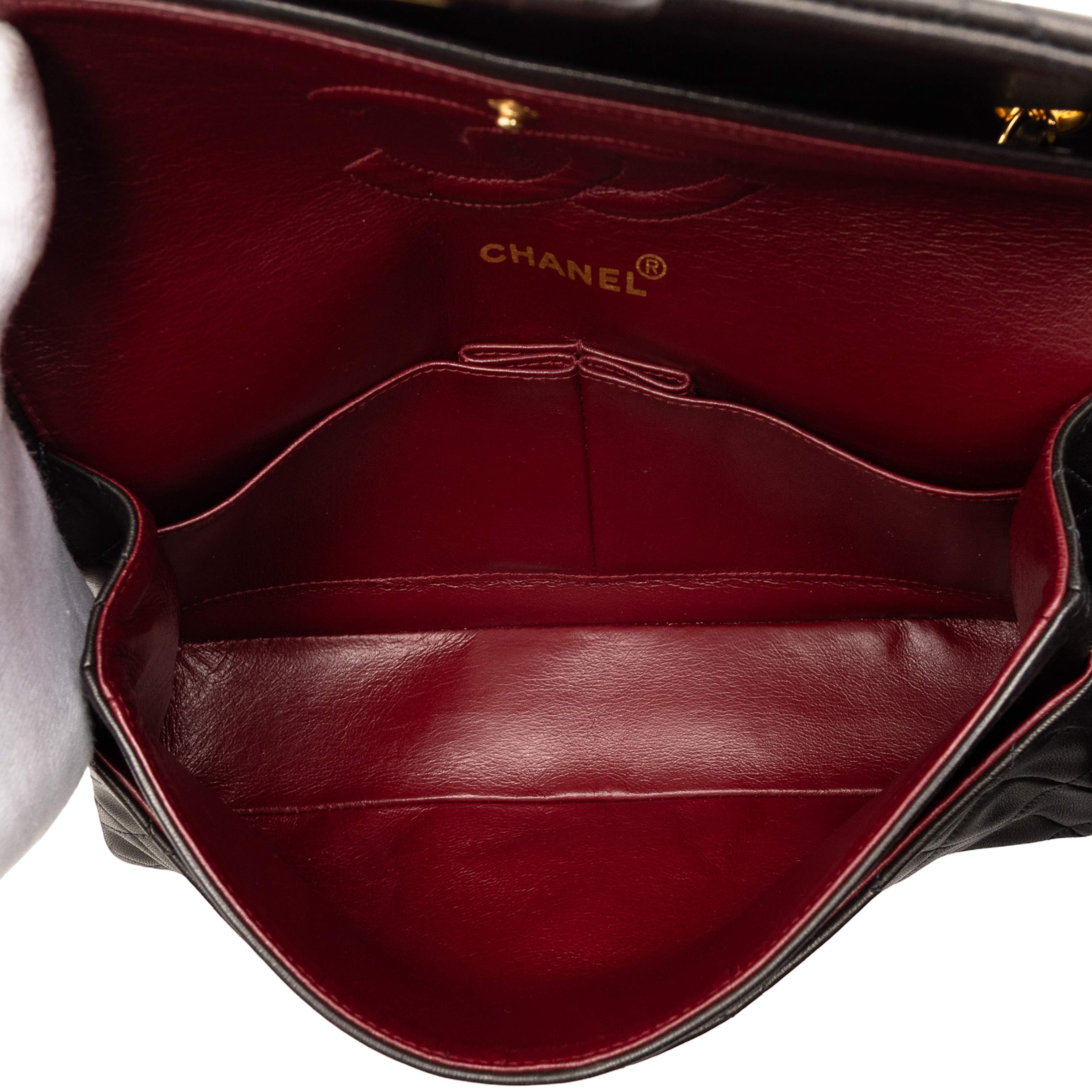 Chanel Medium Classic Lambskin Double Flap, från Luxclusif, i färgen black. Klicka för att öppna bilden i stort format