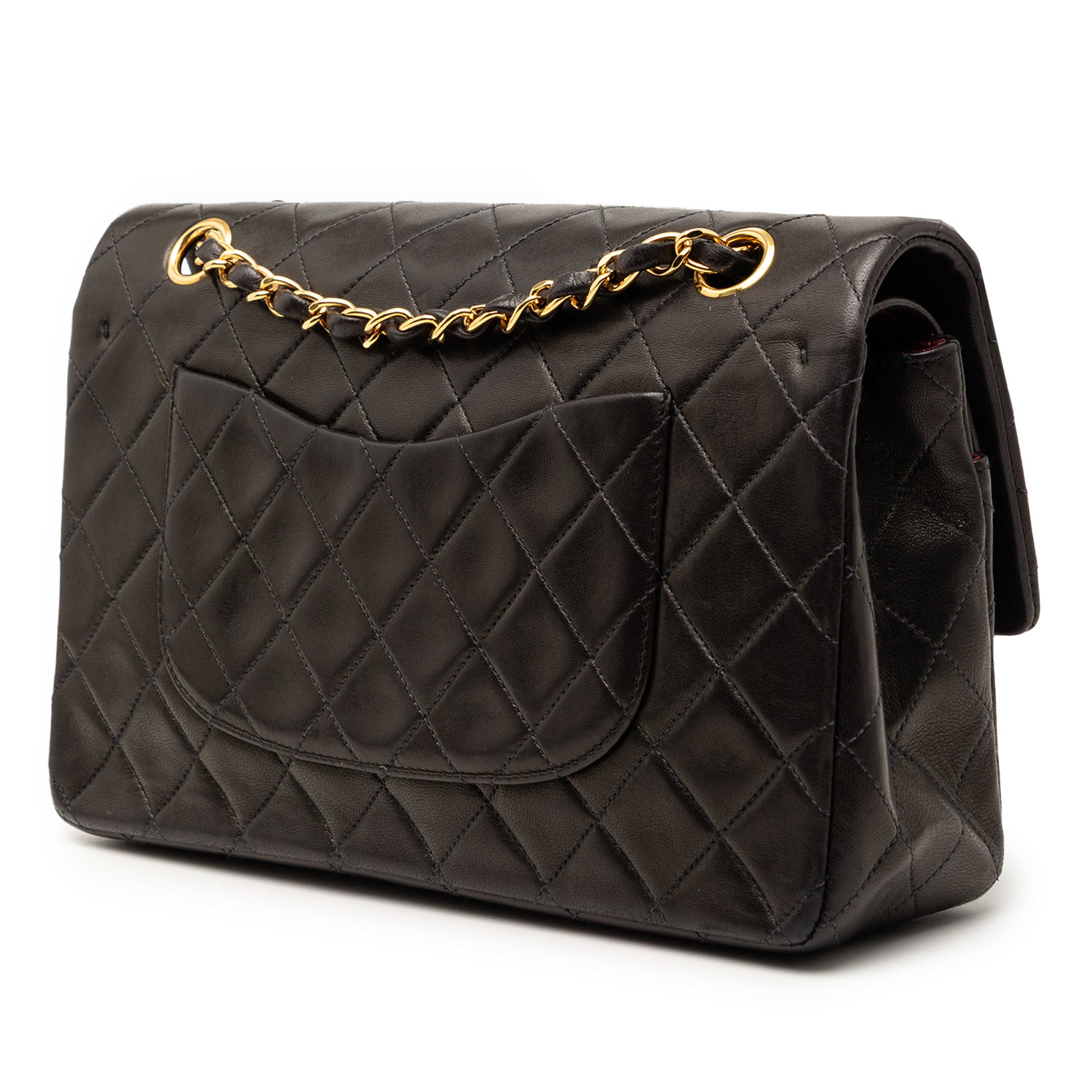 Chanel Medium Classic Lambskin Double Flap, från Luxclusif, i färgen black. Klicka för att öppna bilden i stort format