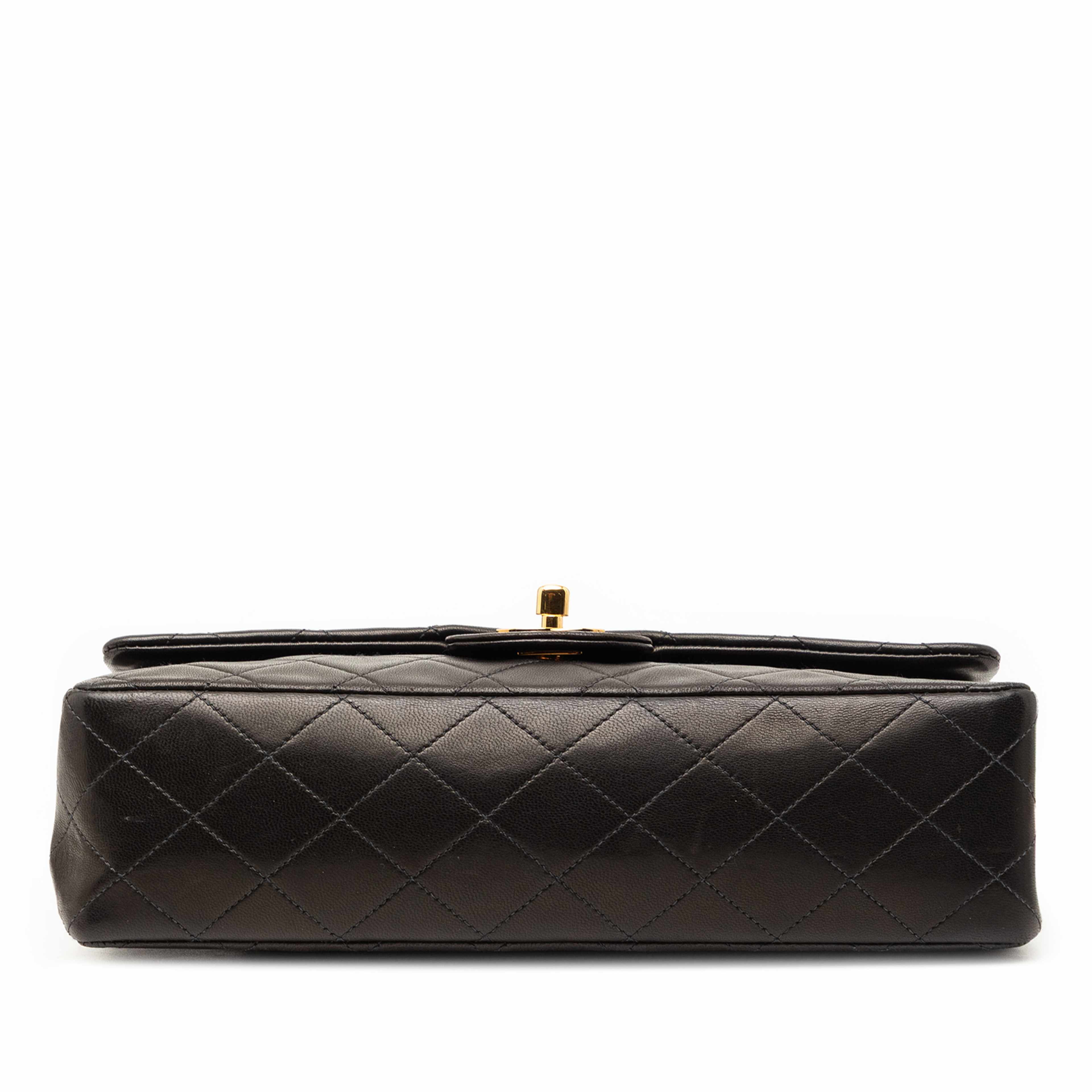 Chanel Medium Classic Lambskin Double Flap, från Luxclusif, i färgen black. Klicka för att öppna bilden i stort format