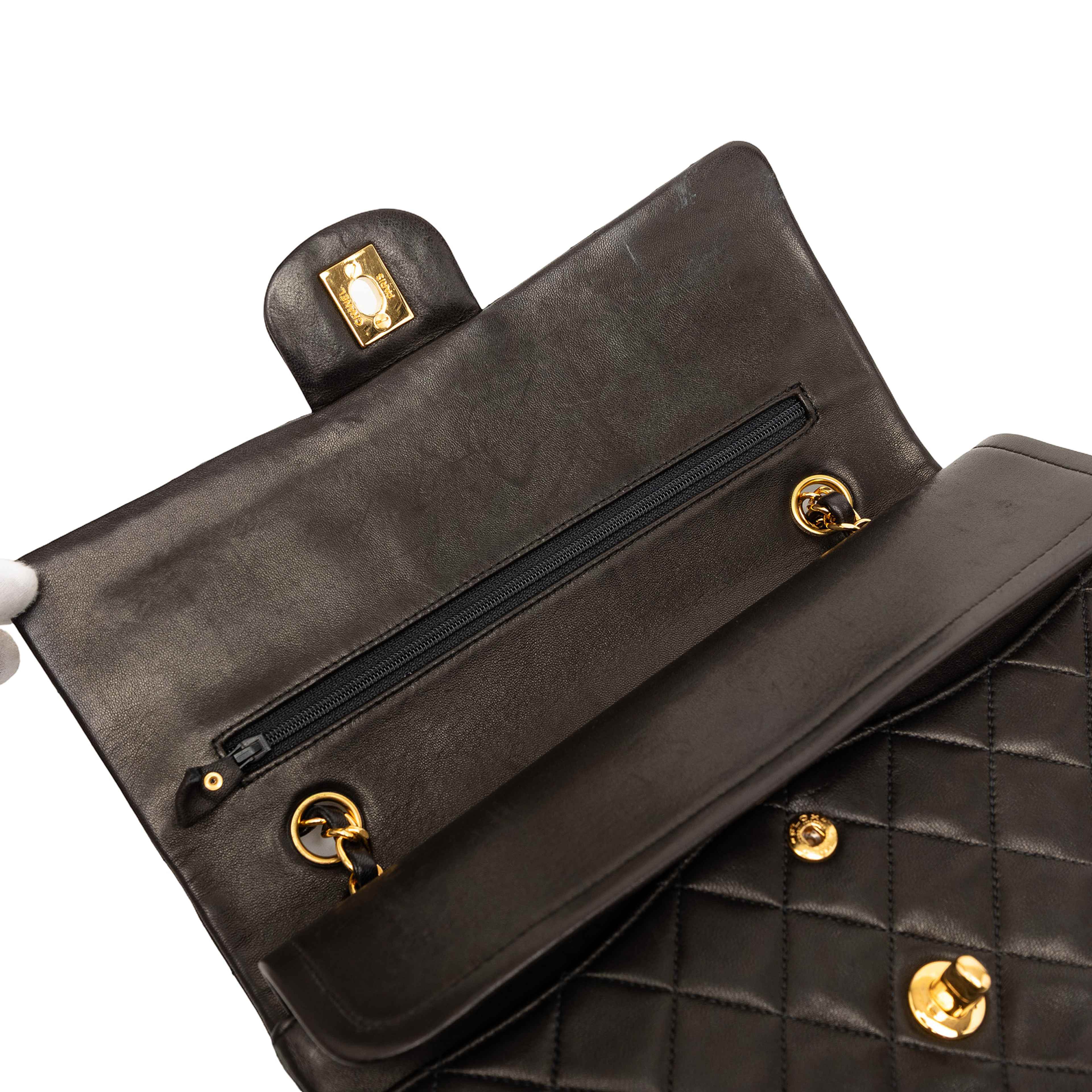 Chanel Medium Classic Lambskin Double Flap, från Luxclusif, i färgen black. Klicka för att öppna bilden i stort format