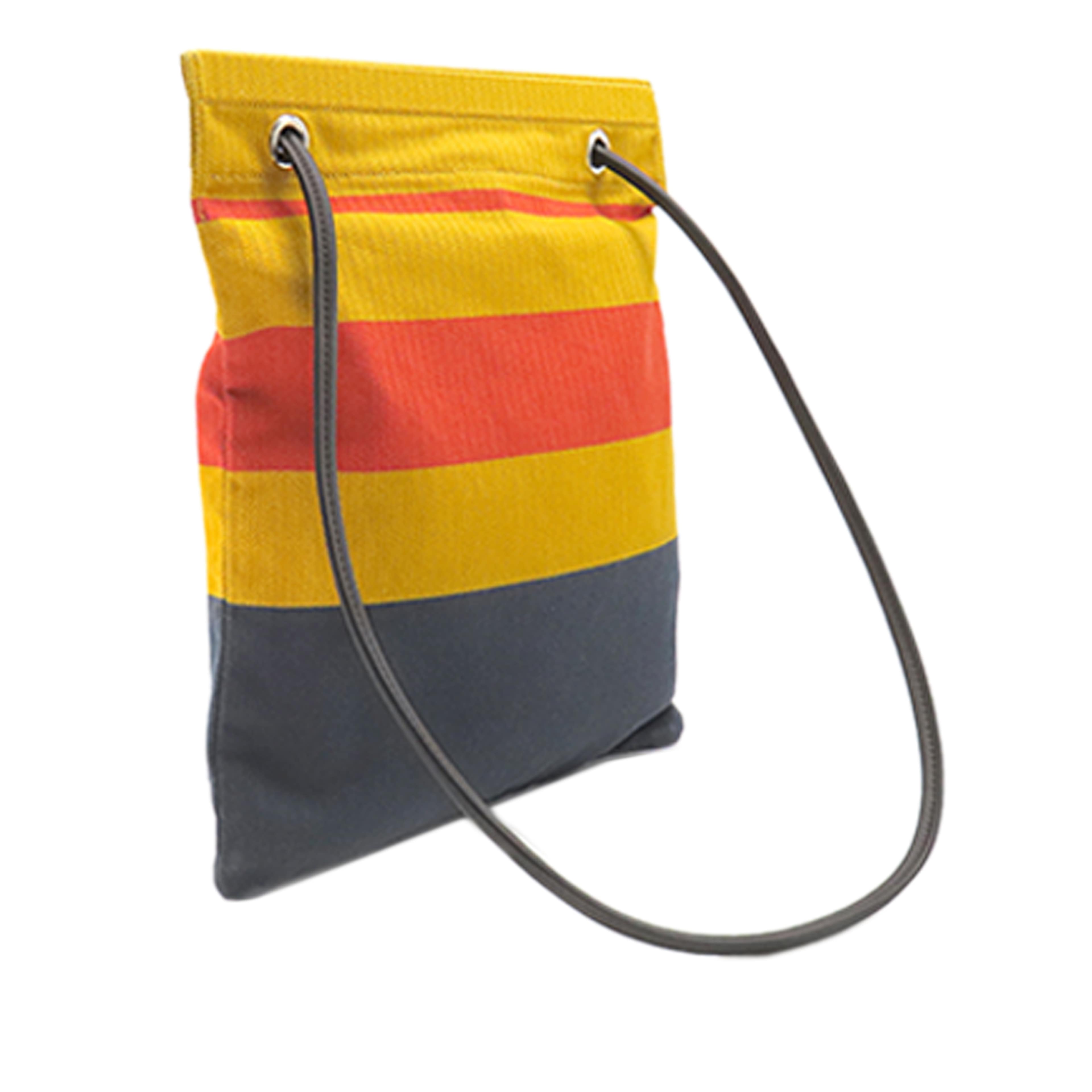 Hermès Canvas Rocabar Aline Bag, från Luxclusif, i färgen orange. Klicka för att öppna bilden i stort format