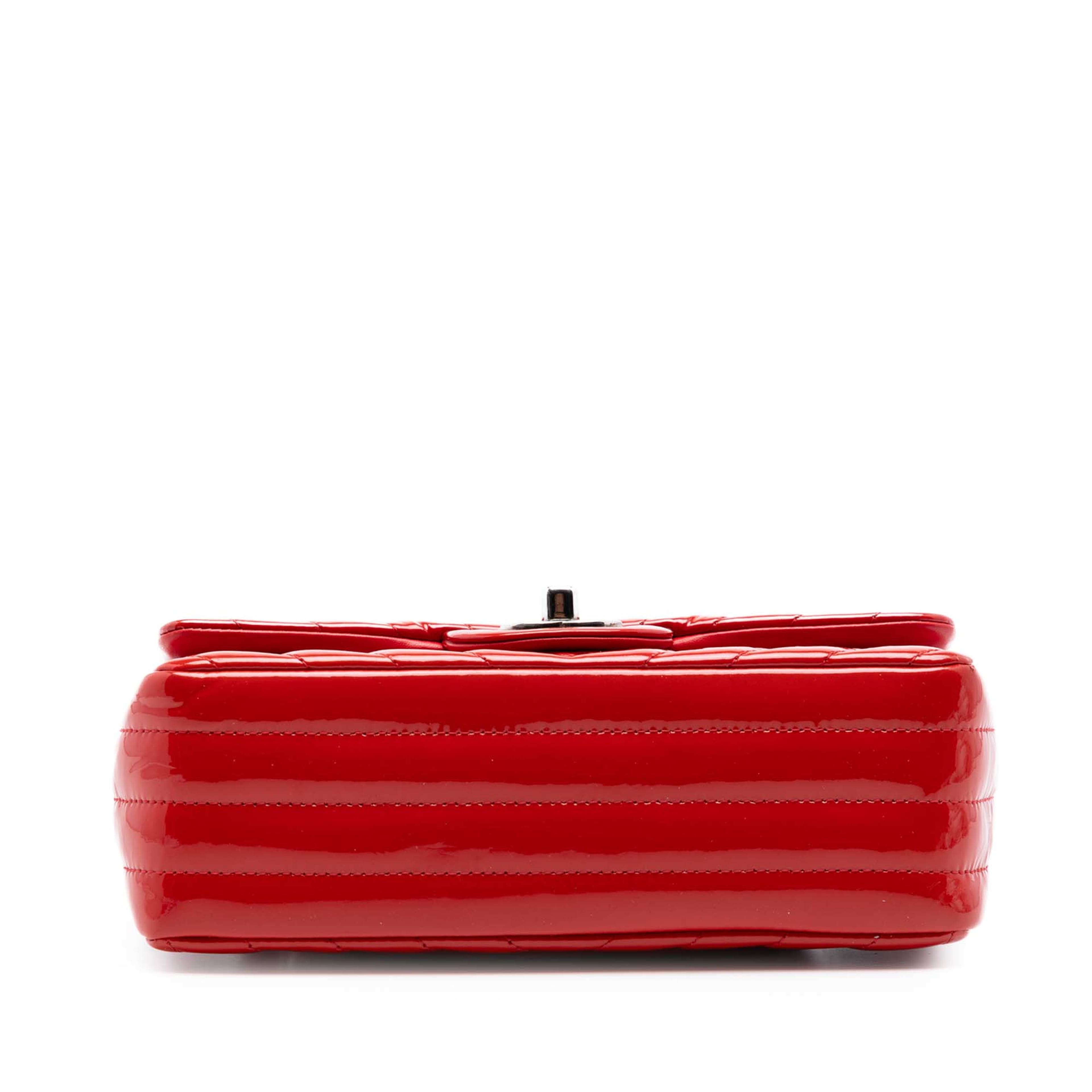 Chanel Mini Rectangular Classic Chevron Patent Single Flap, från Luxclusif, i färgen red. Klicka för att öppna bilden i stort format
